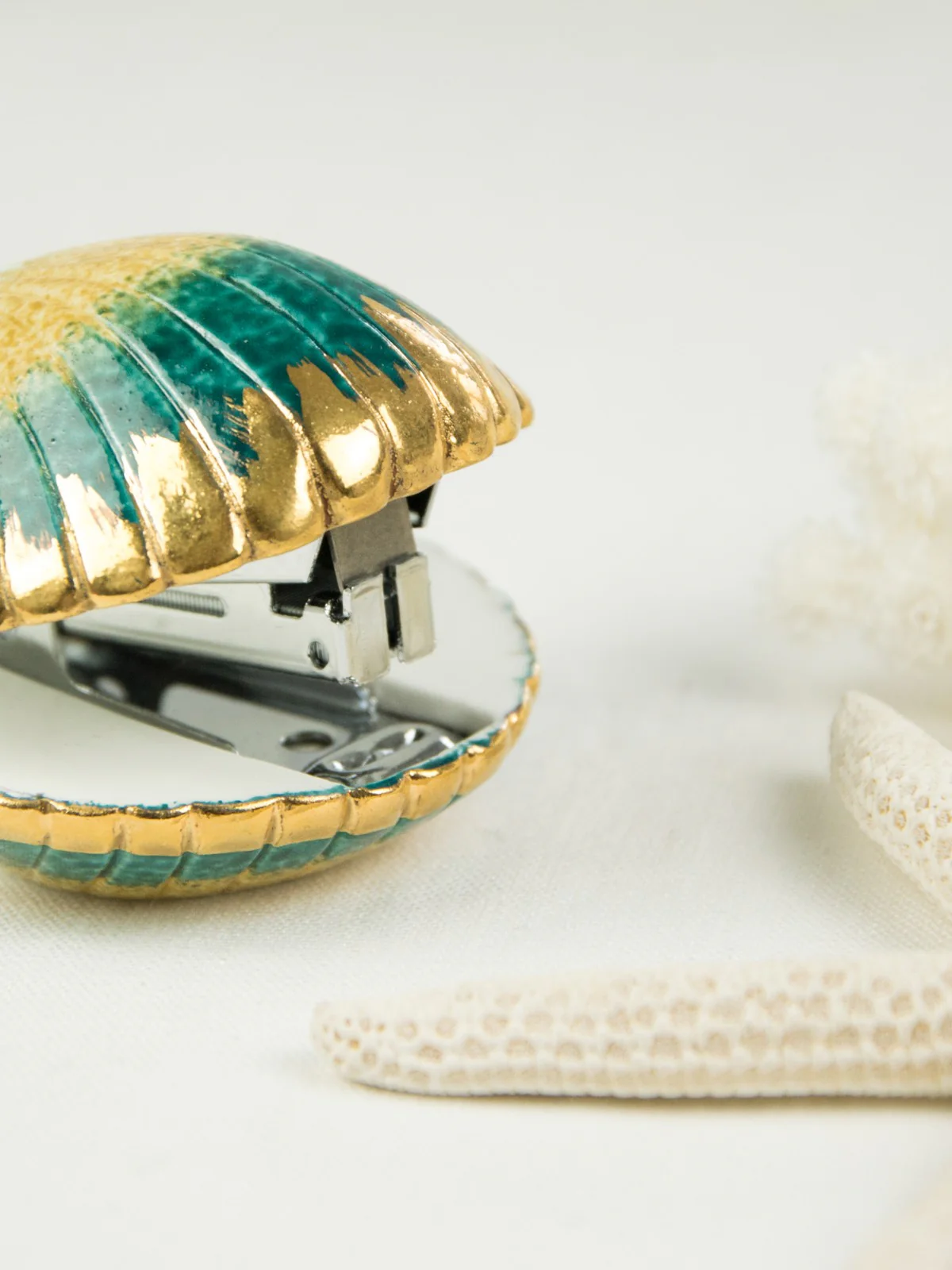 Agrafeuse coquillage bleu et or