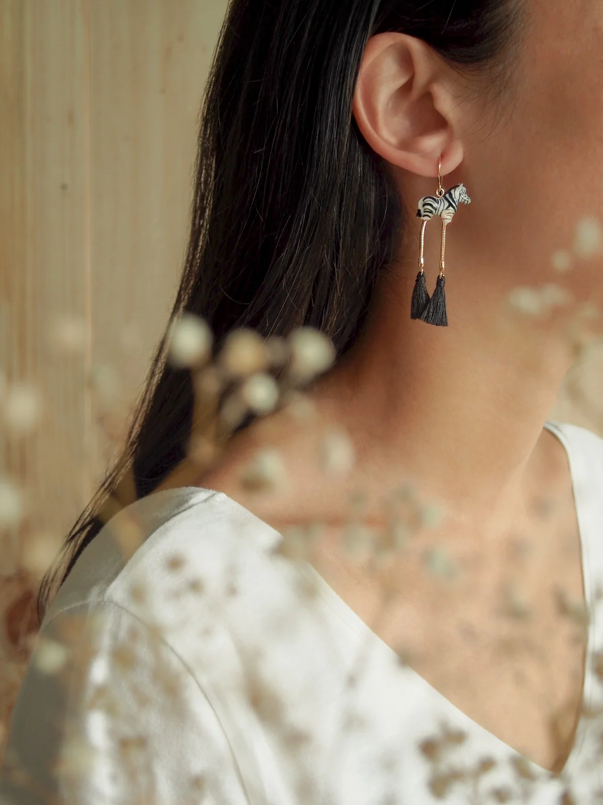 Boucles d'oreilles zèbre avec pompons - Image 2