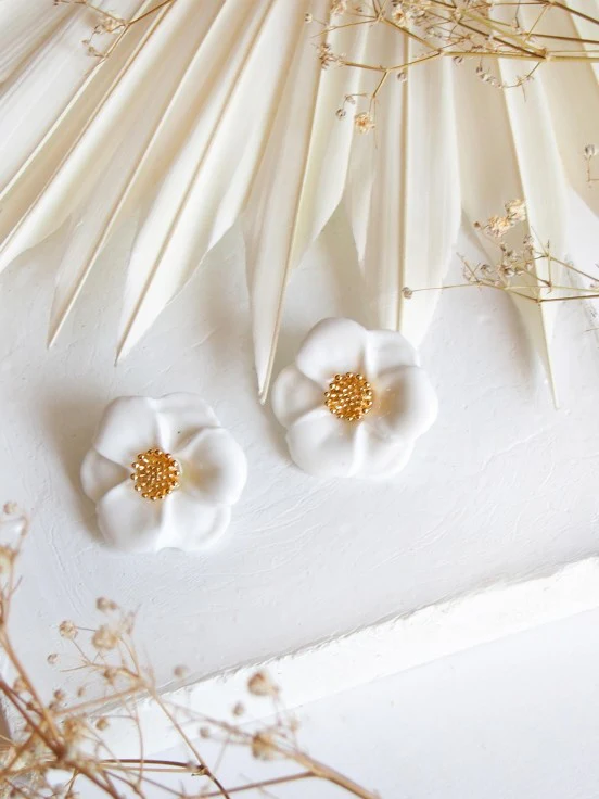 Boucles d'oreilles puces - Fleur blanche - Image 3