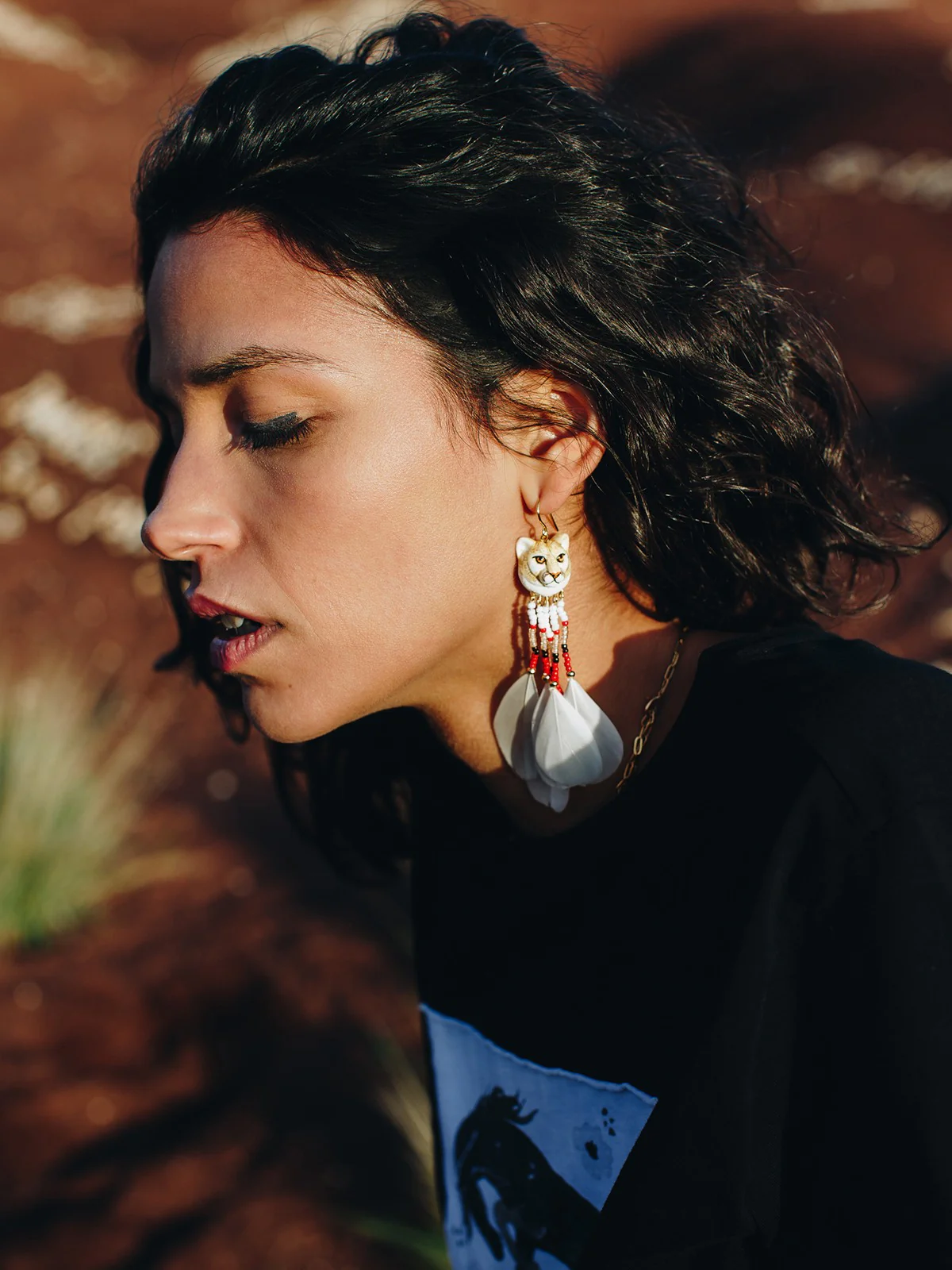 Boucles d'oreilles puma avec perles & plumes - Image 3