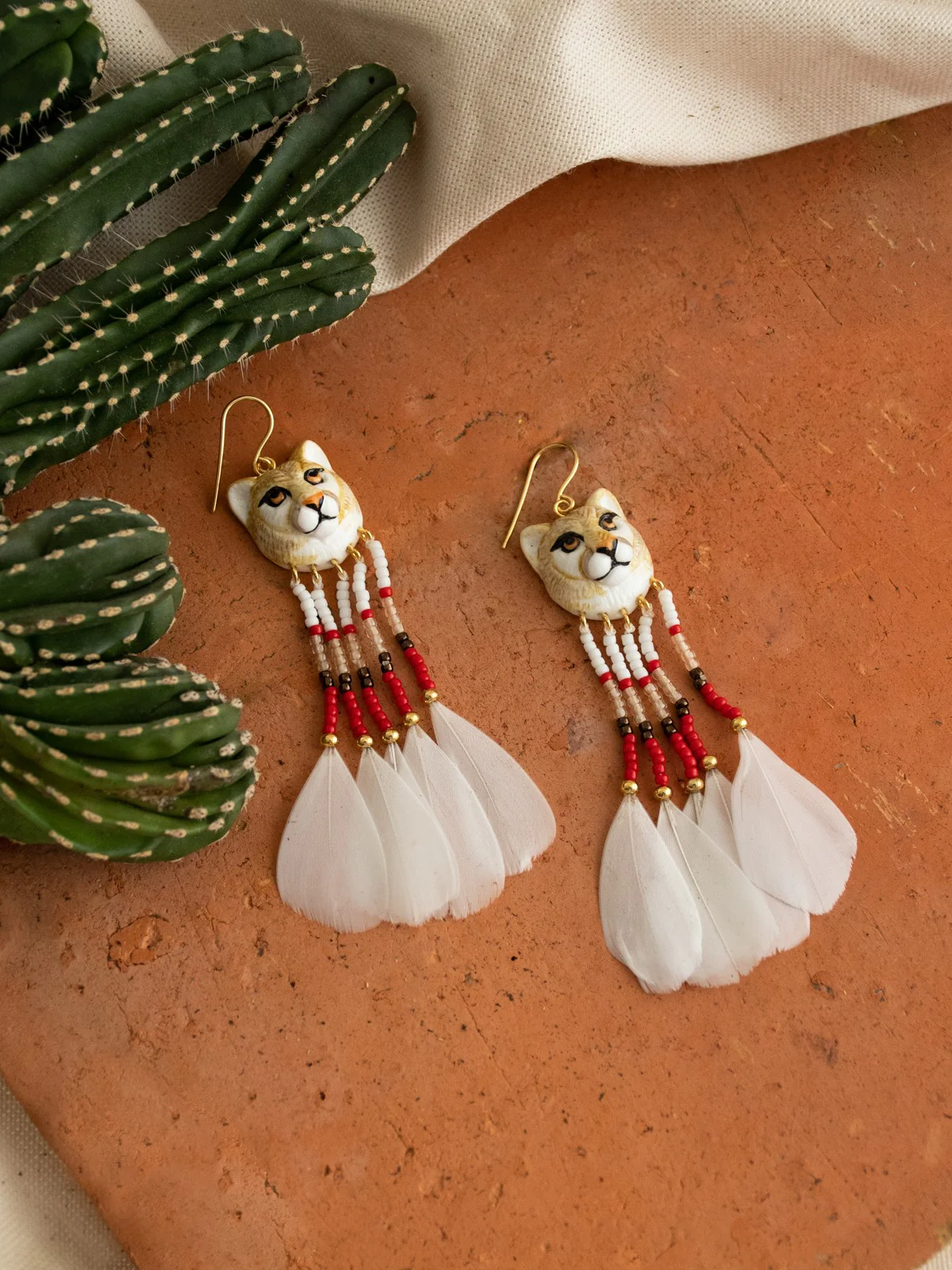 Boucles d'oreilles puma avec perles & plumes - Image 4