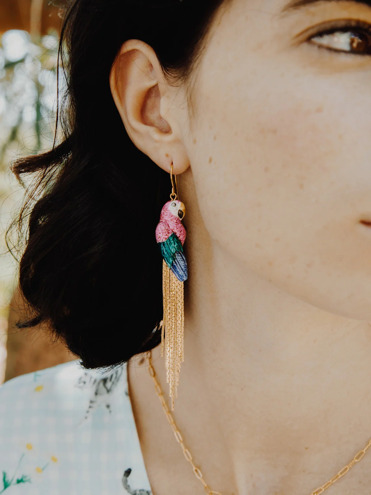 Boucles d'oreilles perroquet rose avec franges - Image 2