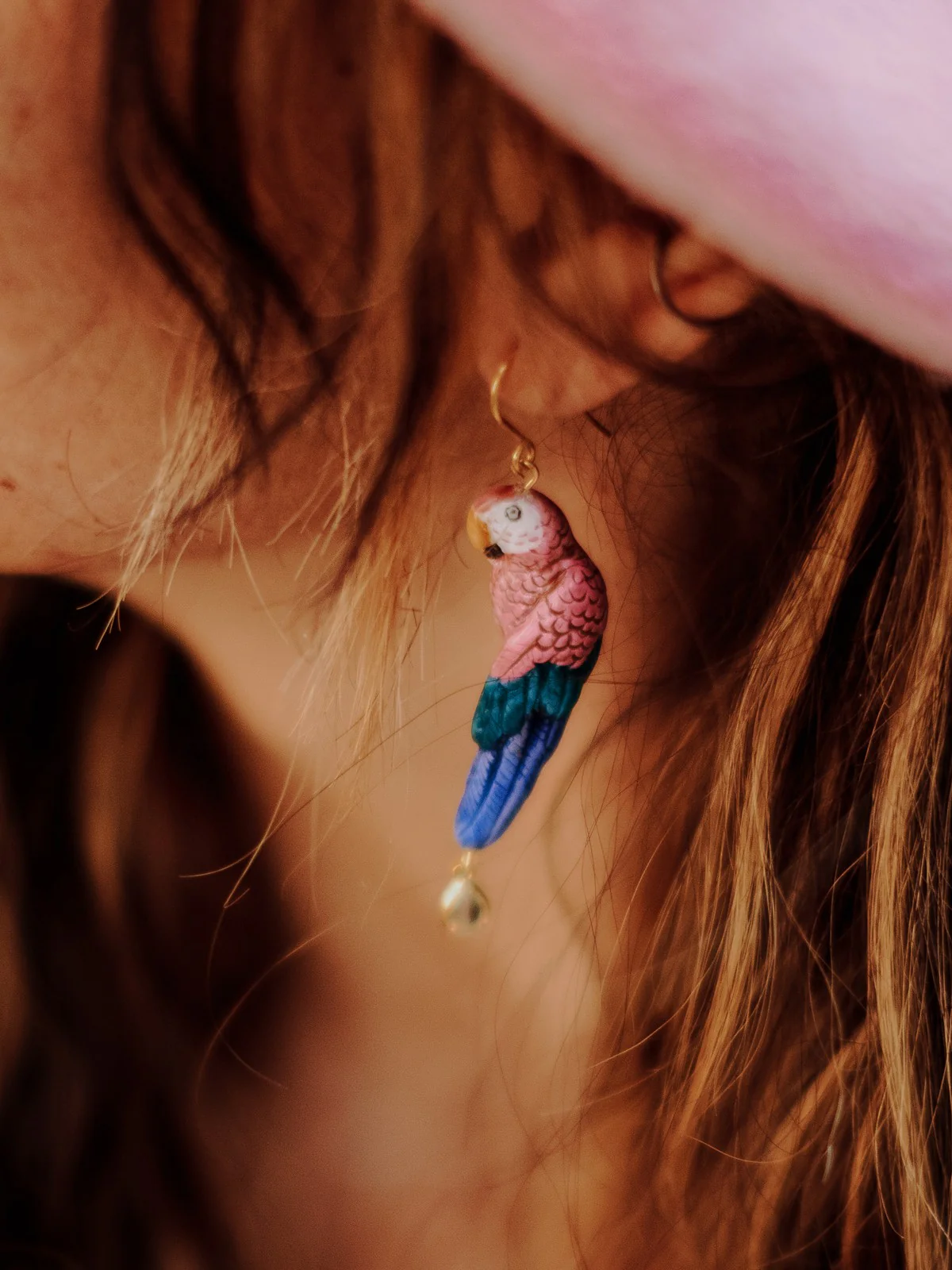 Boucles d'oreilles perroquet rose avec pampille - Image 2