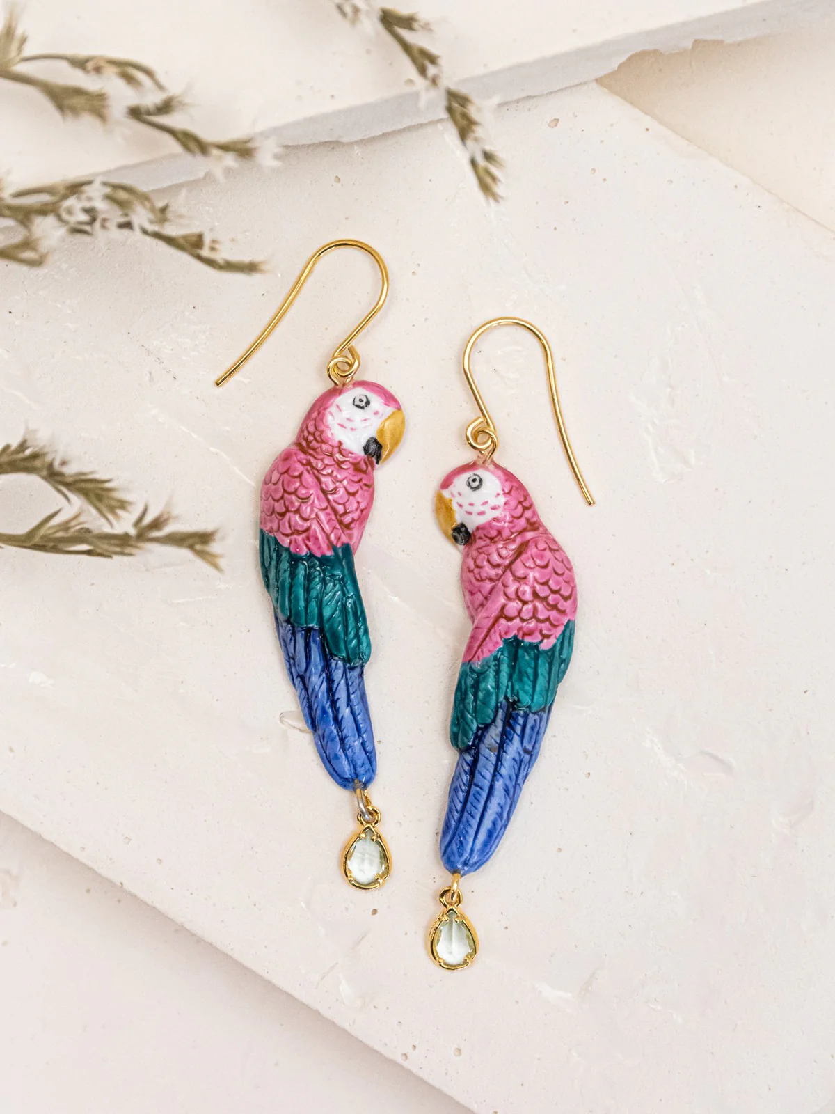 Boucles d'oreilles perroquet rose avec pampille - Image 3
