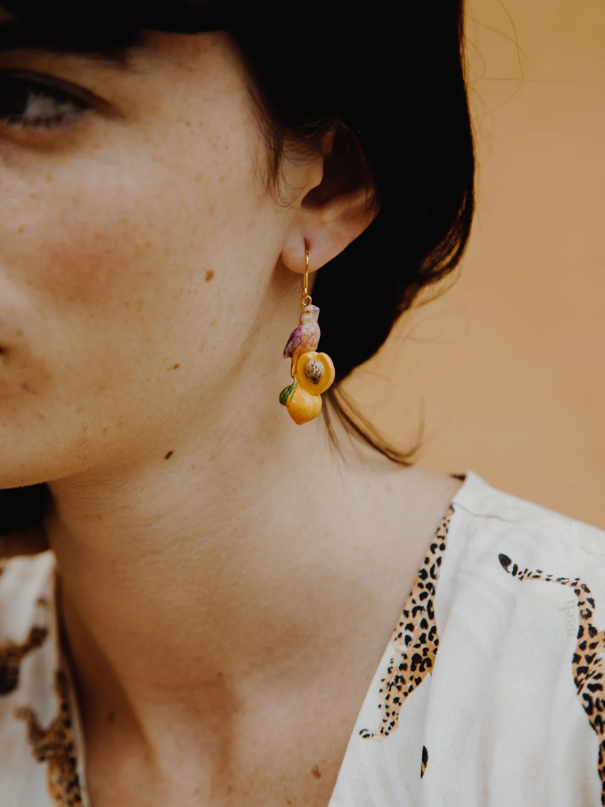 Boucles d'oreilles asymétrique fleur et pèche - Image 3