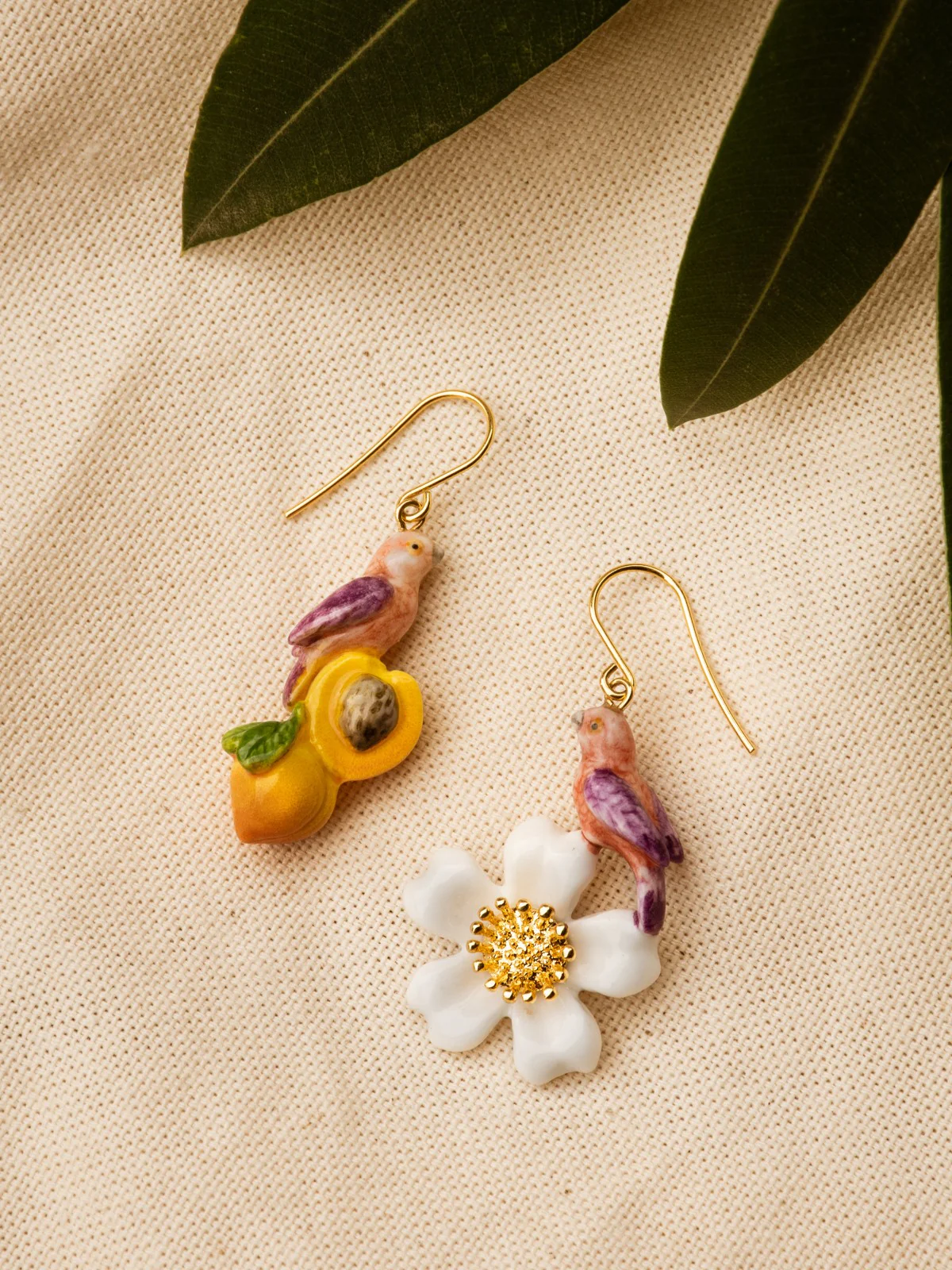 Boucles d'oreilles asymétrique fleur et pèche - Image 4