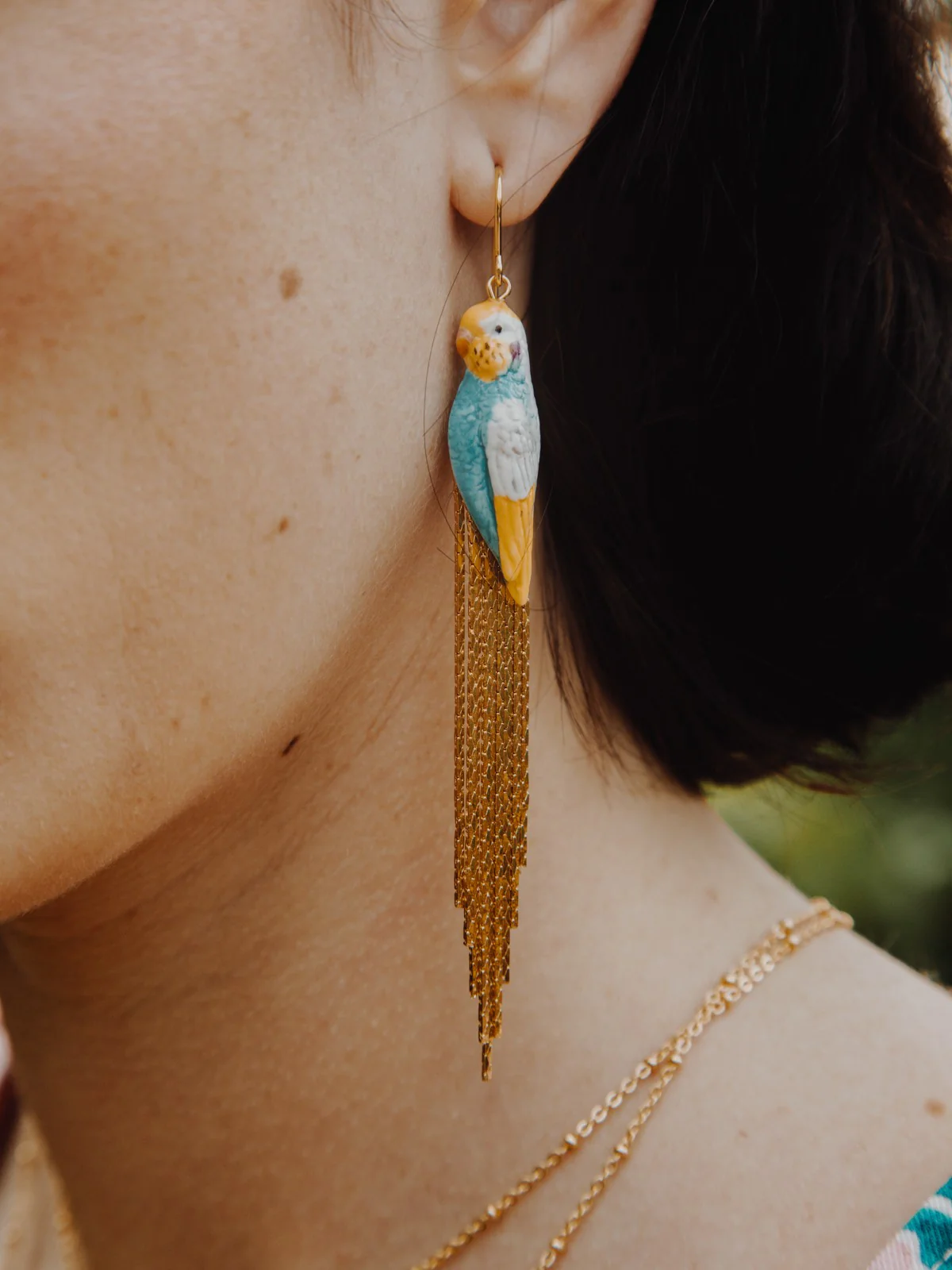 Boucles d'oreilles perruche bleue avec franges - Image 2