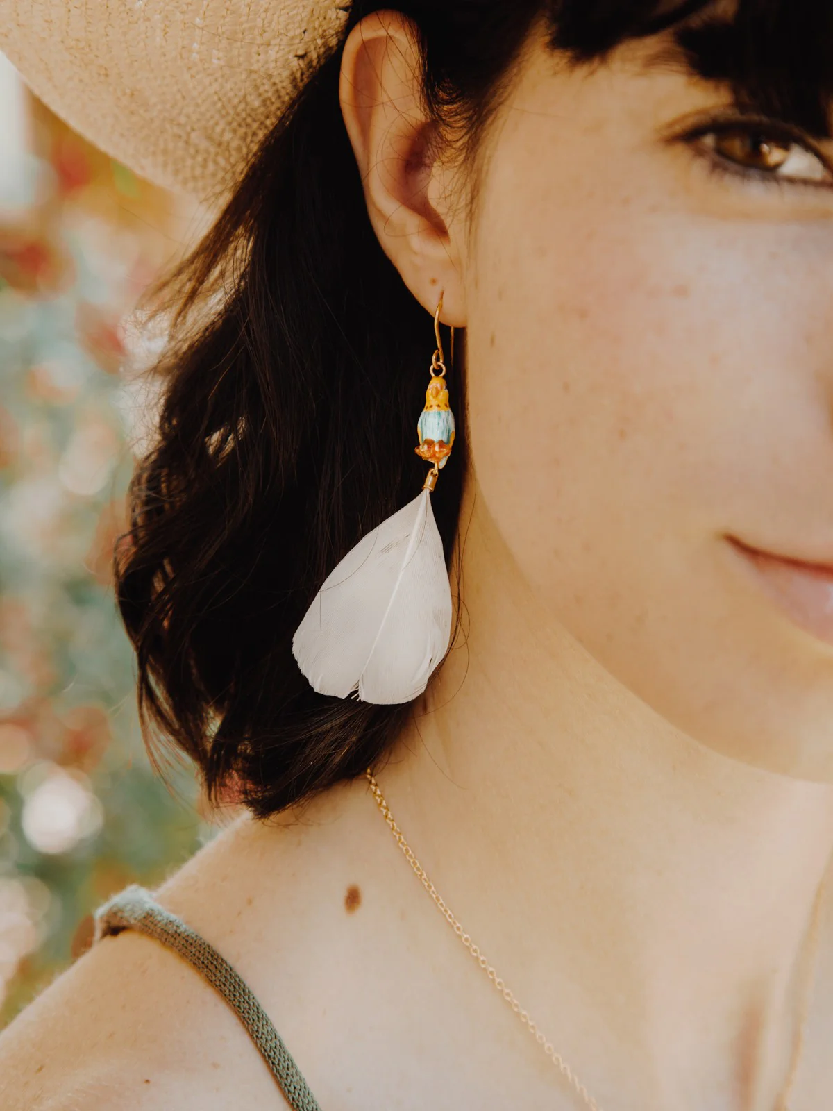 Boucles d'oreilles perruche bleue sur branche avec plumes - Image 2