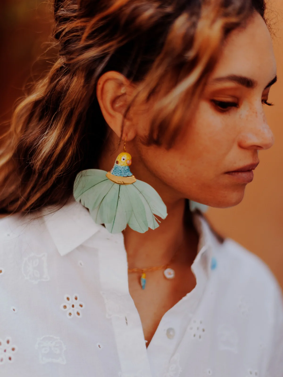 Boucles d'oreilles tête de perruche bleue avec plumes - Image 2