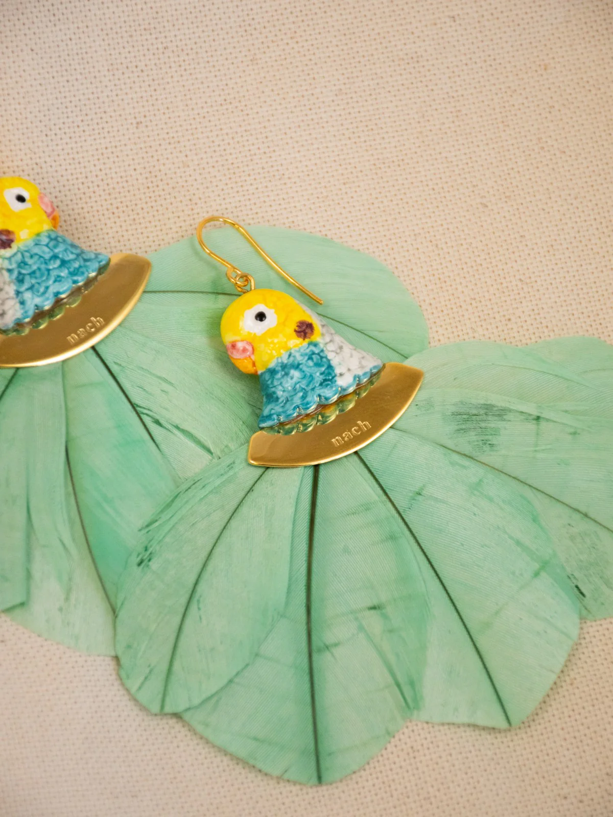 Boucles d'oreilles tête de perruche bleue avec plumes - Image 4
