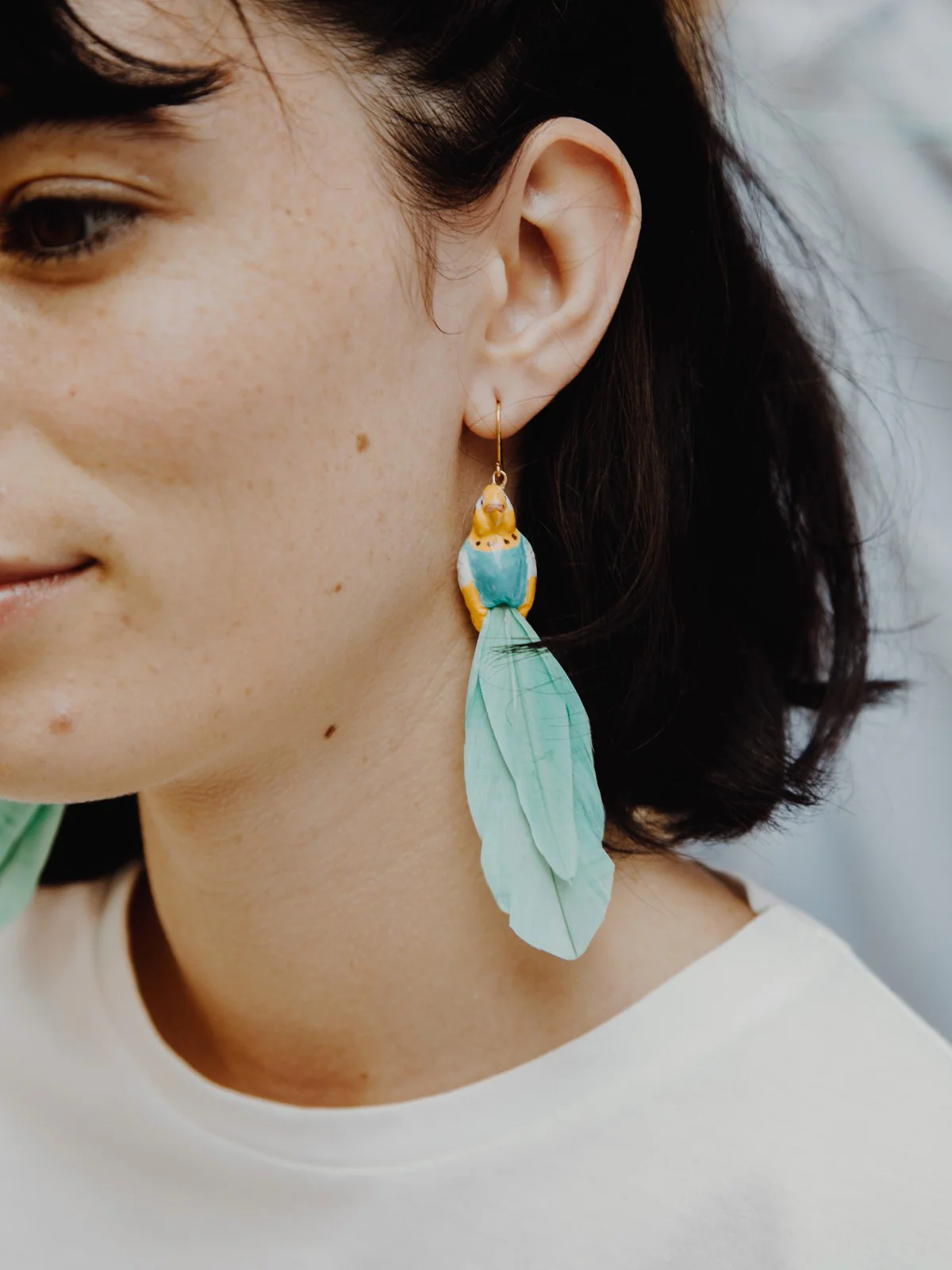 Boucles d'oreilles perruche bleue avec plumes - Image 2
