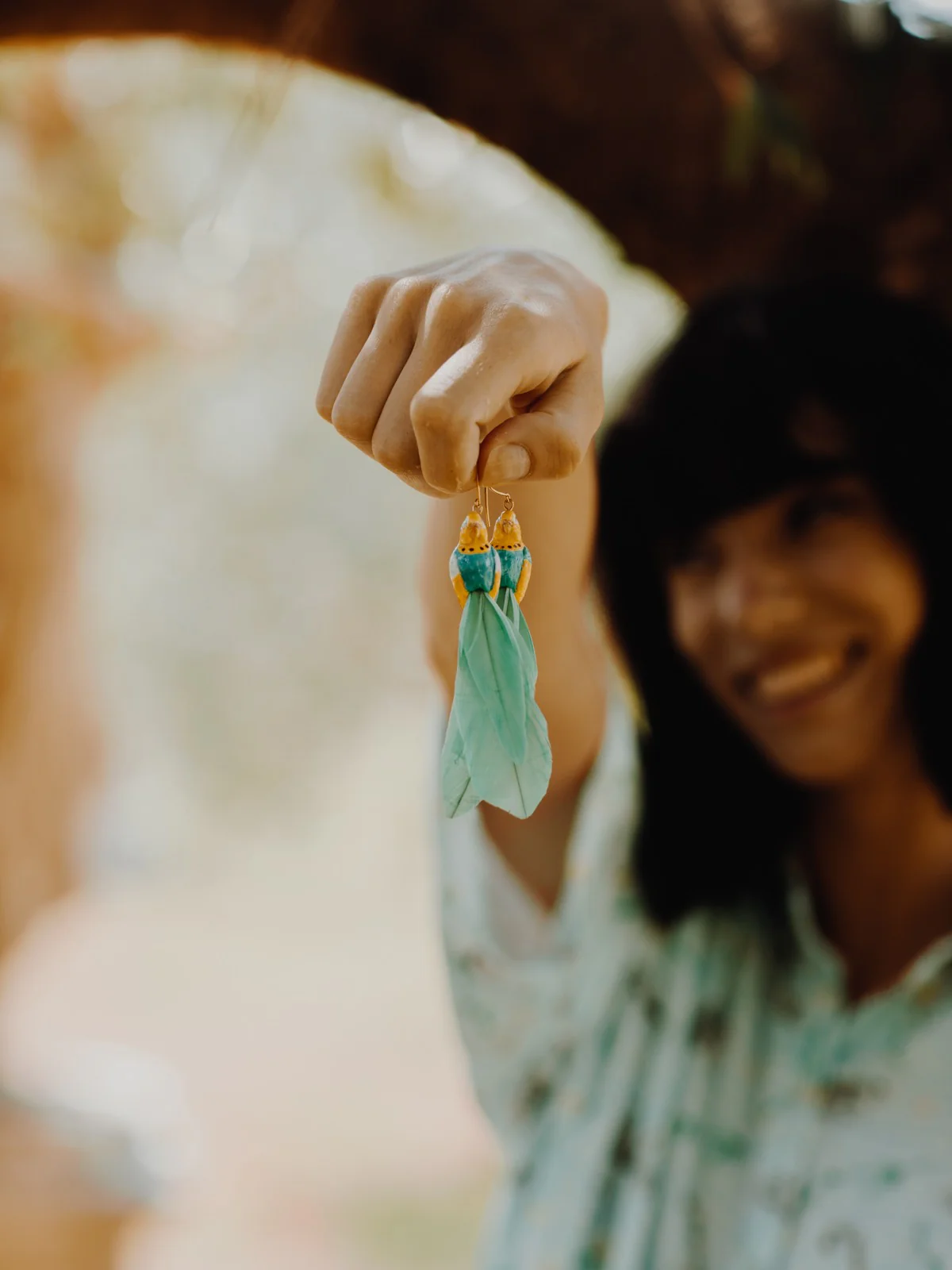 Boucles d'oreilles perruche bleue avec plumes - Image 3