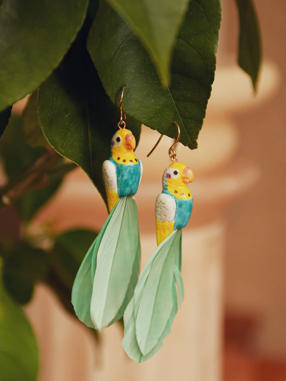 Boucles d'oreilles perruche bleue avec plumes - Image 4