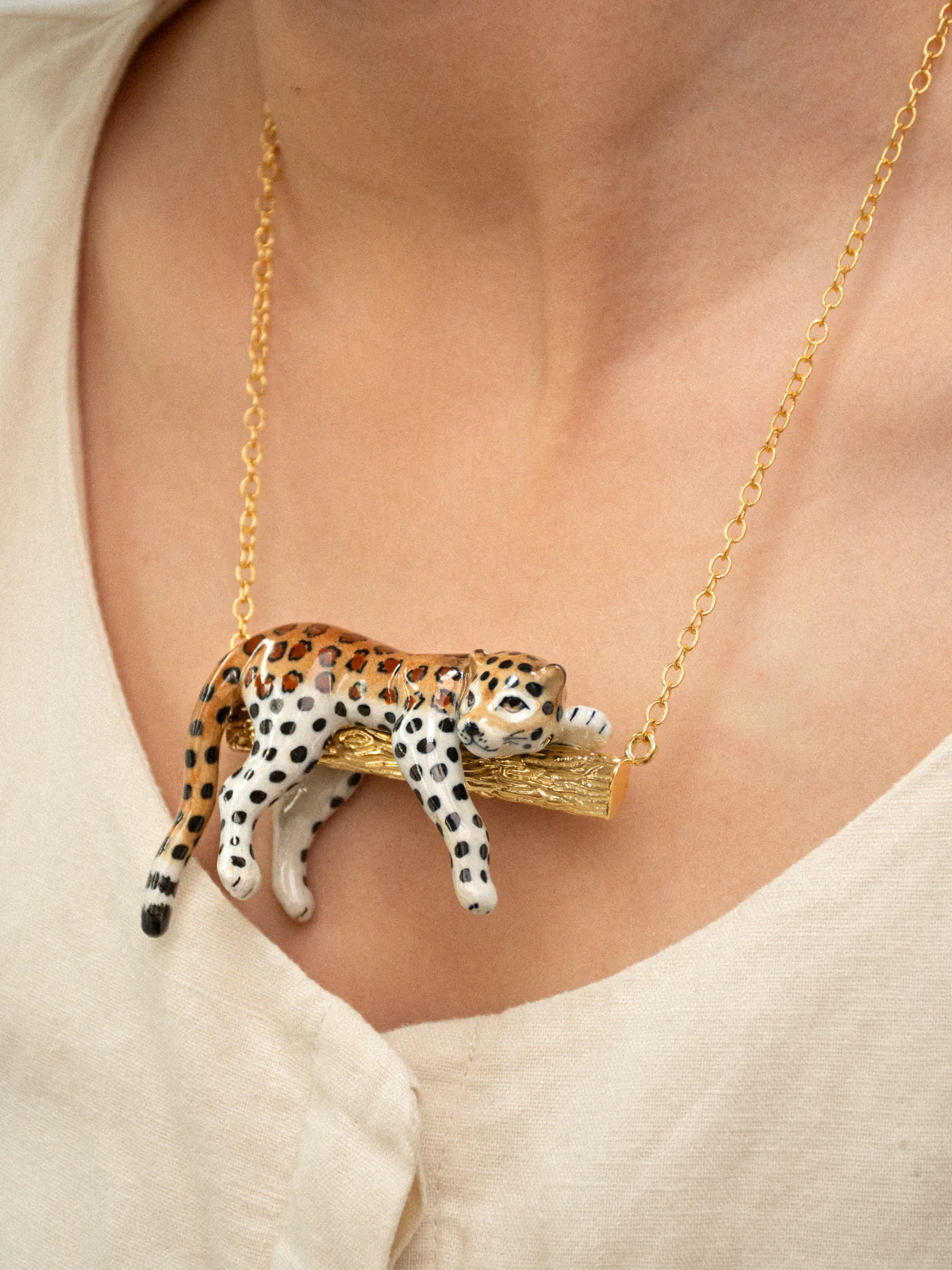 Collier léopard sur branche
