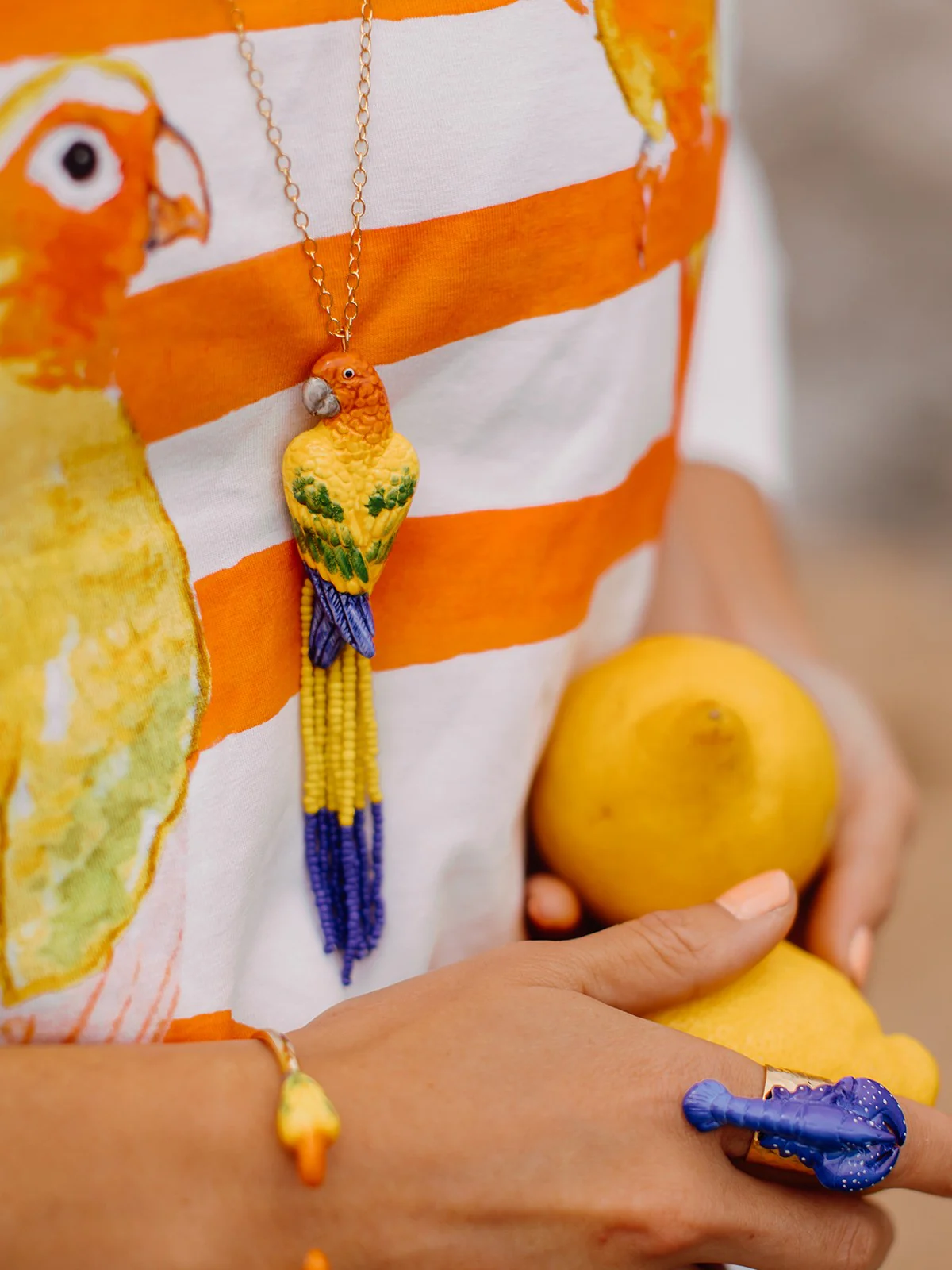 Collier perroquet jaune avec perles - Image 2