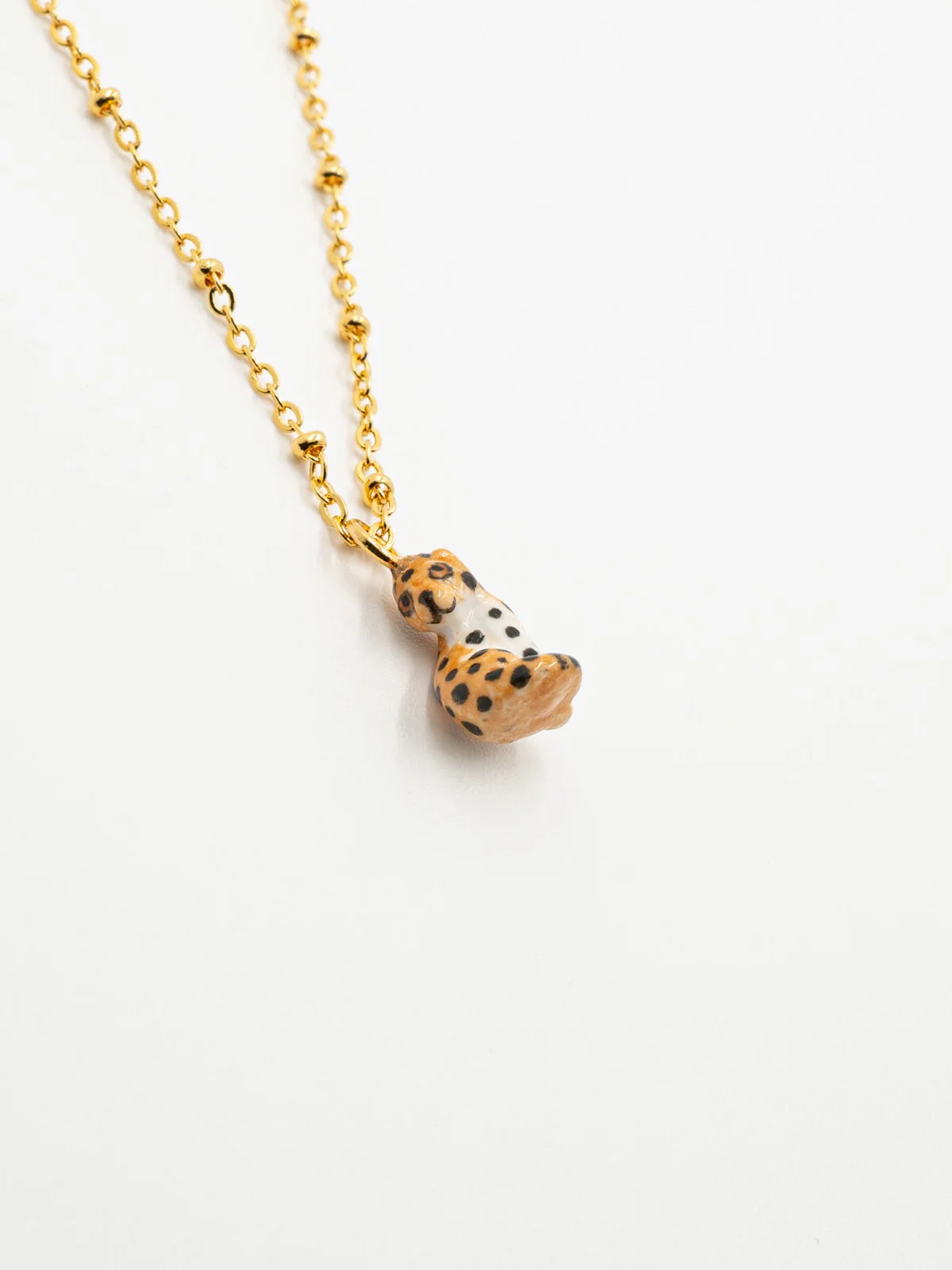 Collier léopard assis