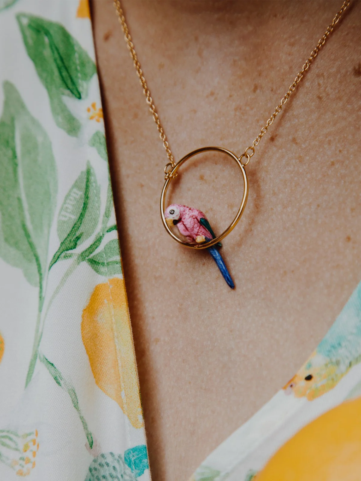 Collier rond perroquet rose - Image 3