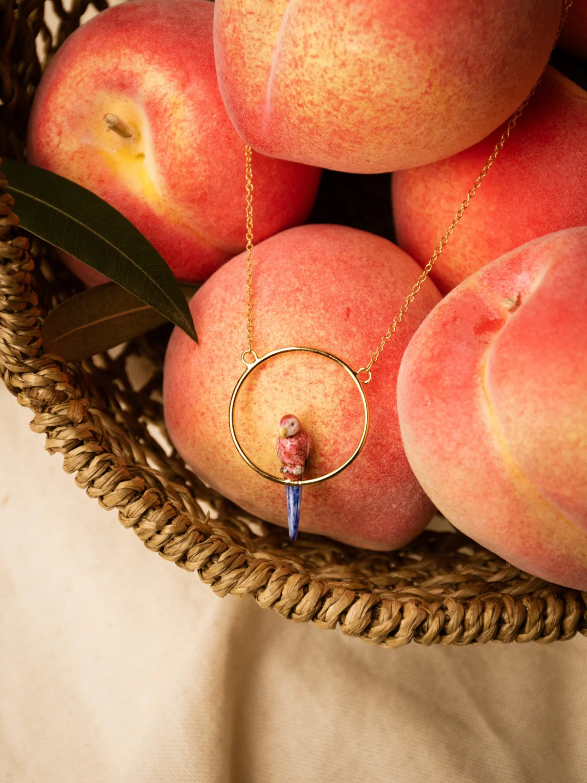 Collier rond perroquet rose - Image 5
