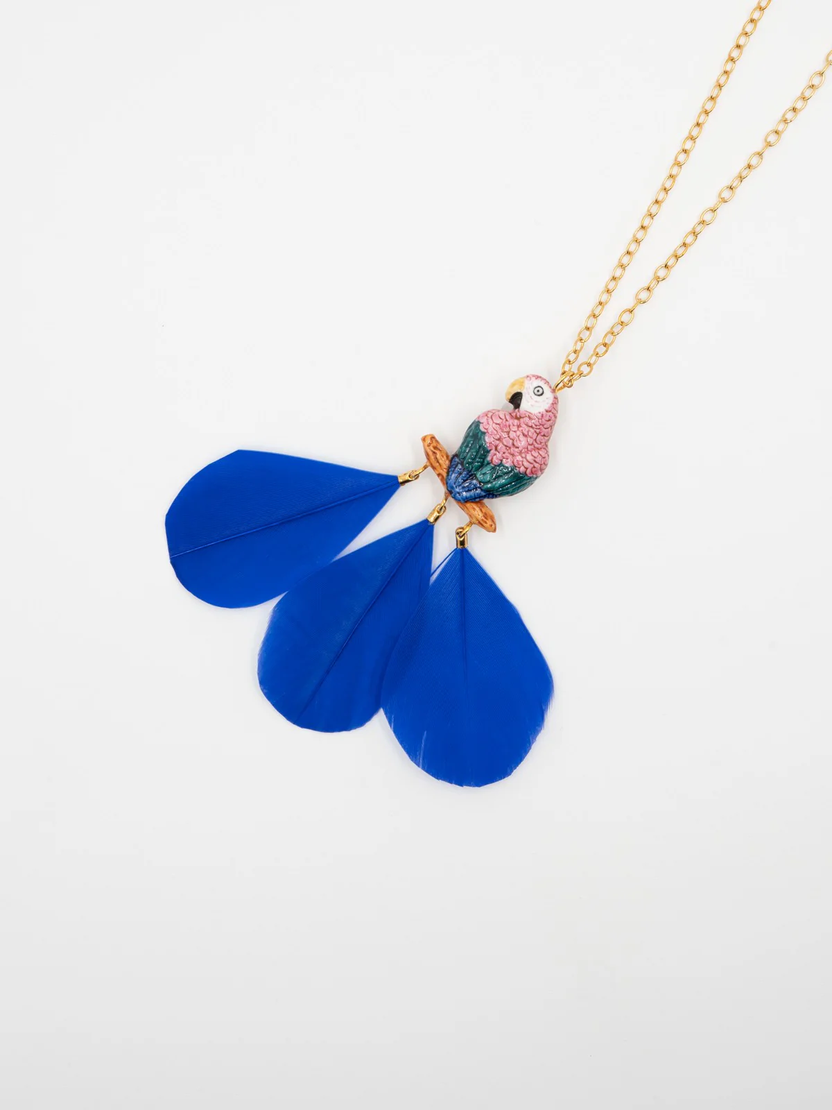 Collier perroquet rose sur branche avec plumes