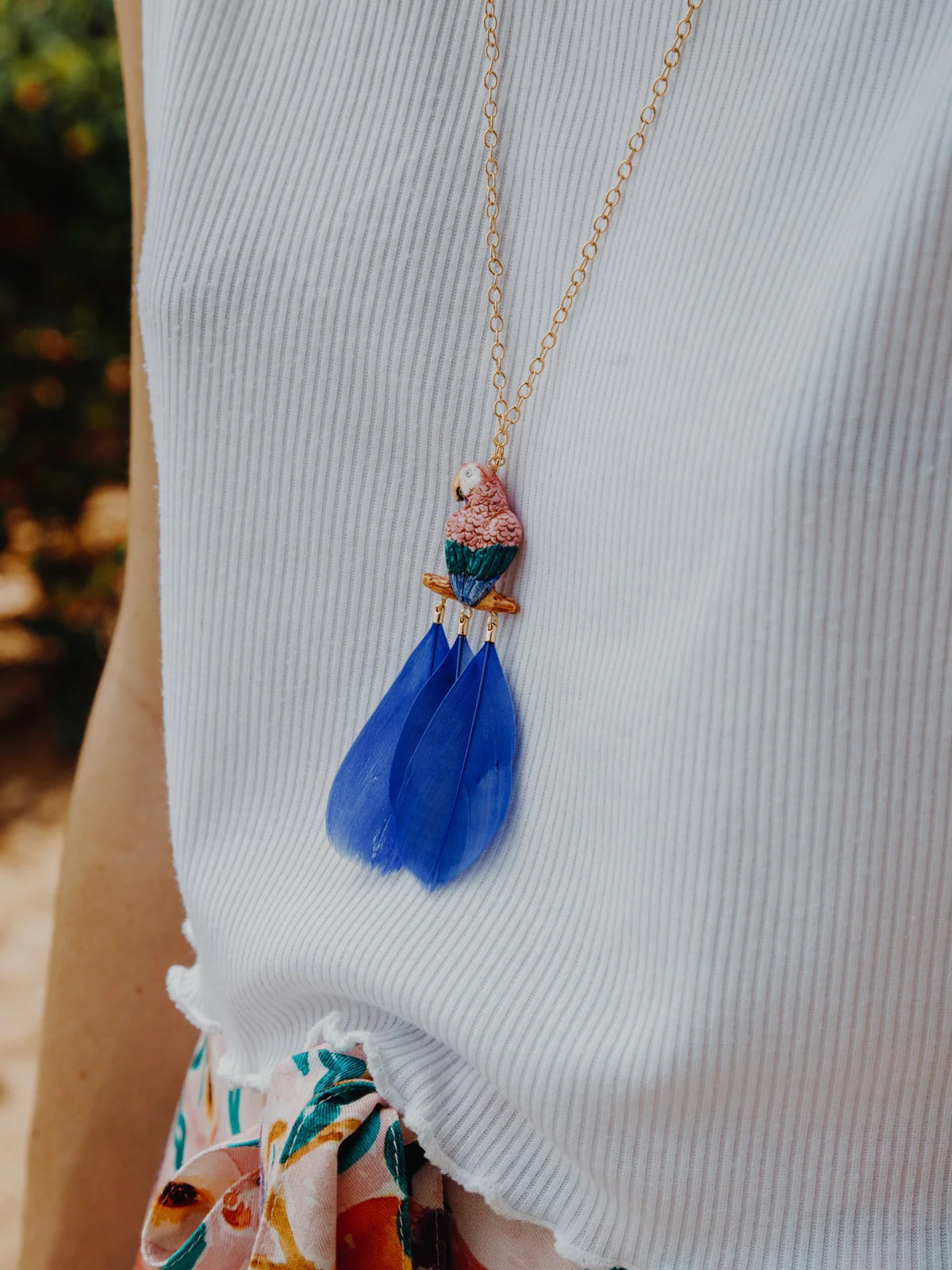 Collier perroquet rose sur branche avec plumes - Image 2
