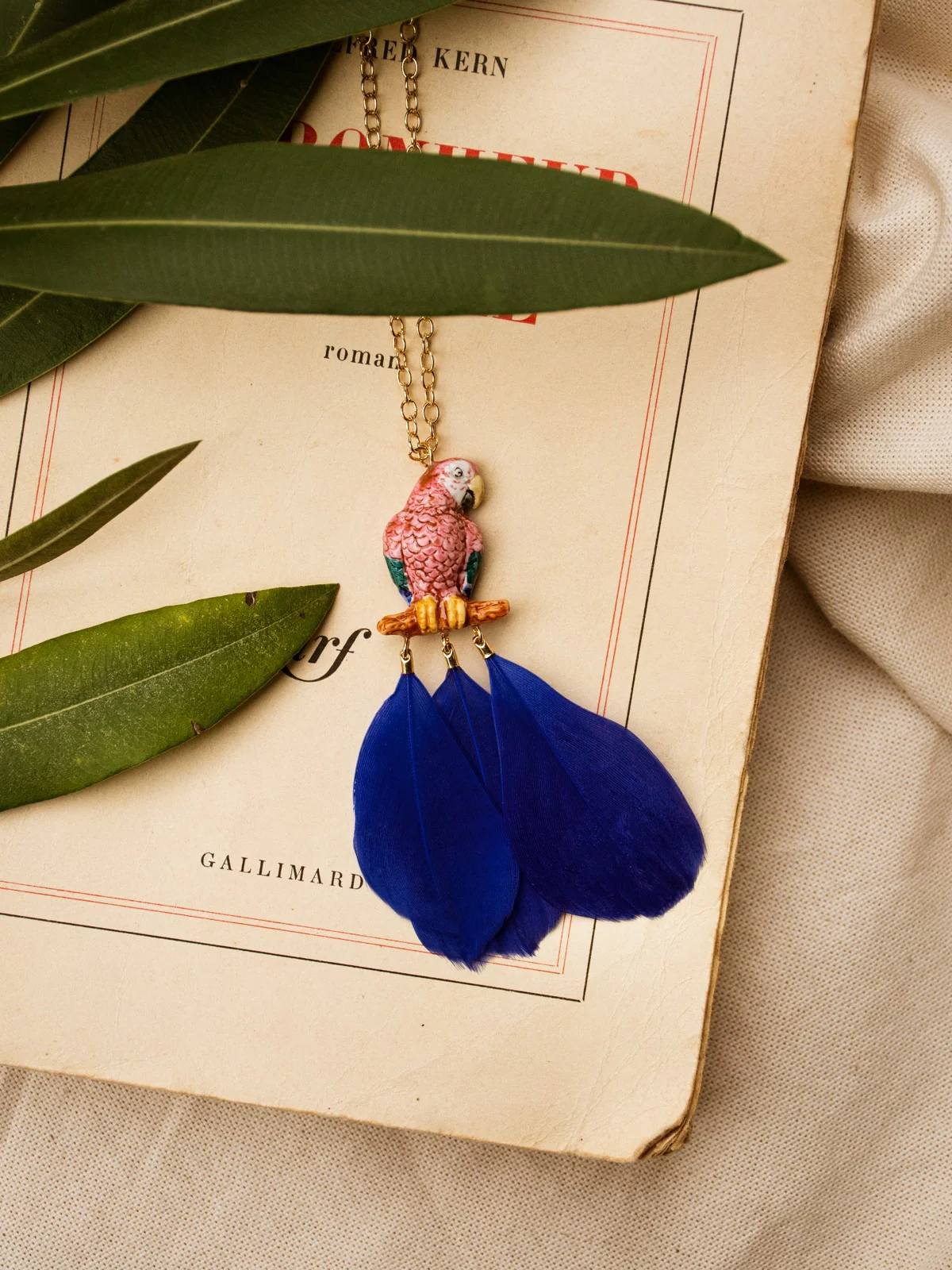 Collier perroquet rose sur branche avec plumes - Image 3