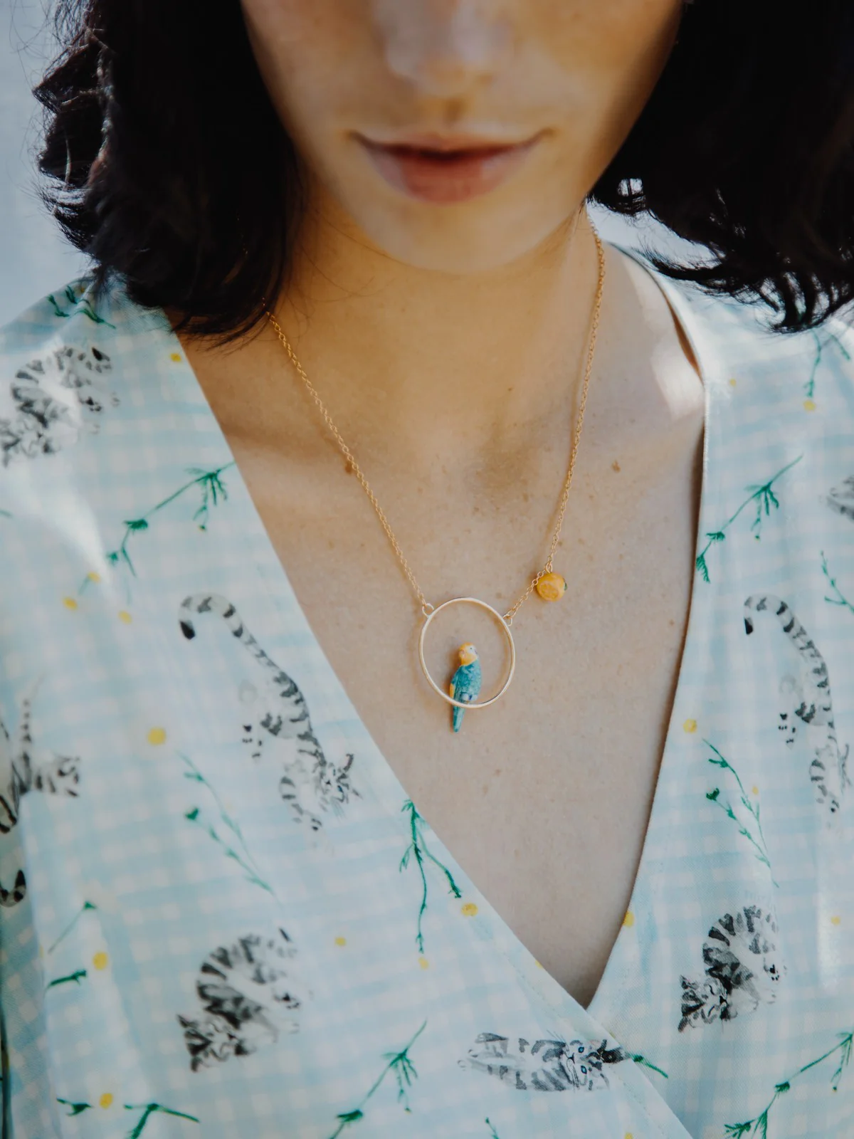 Collier rond perruche bleue et citron - Image 2