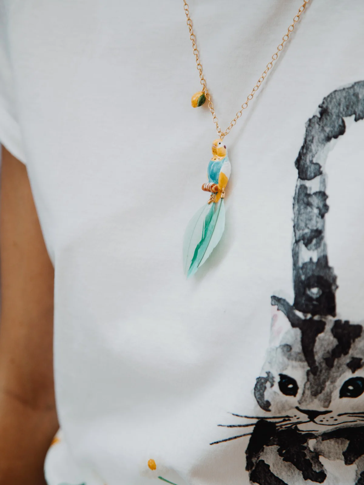 Collier perruche bleue sur branche avec plumes - Image 2