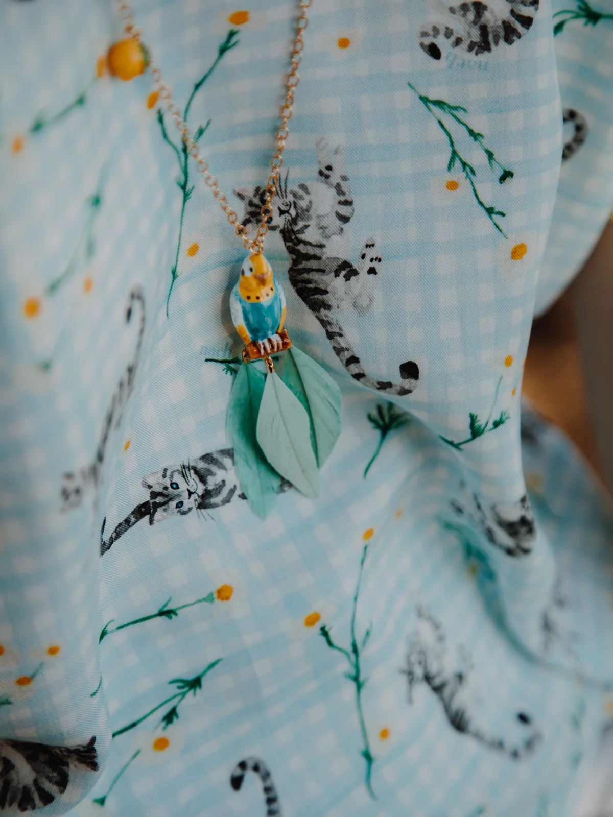 Collier perruche bleue sur branche avec plumes - Image 3