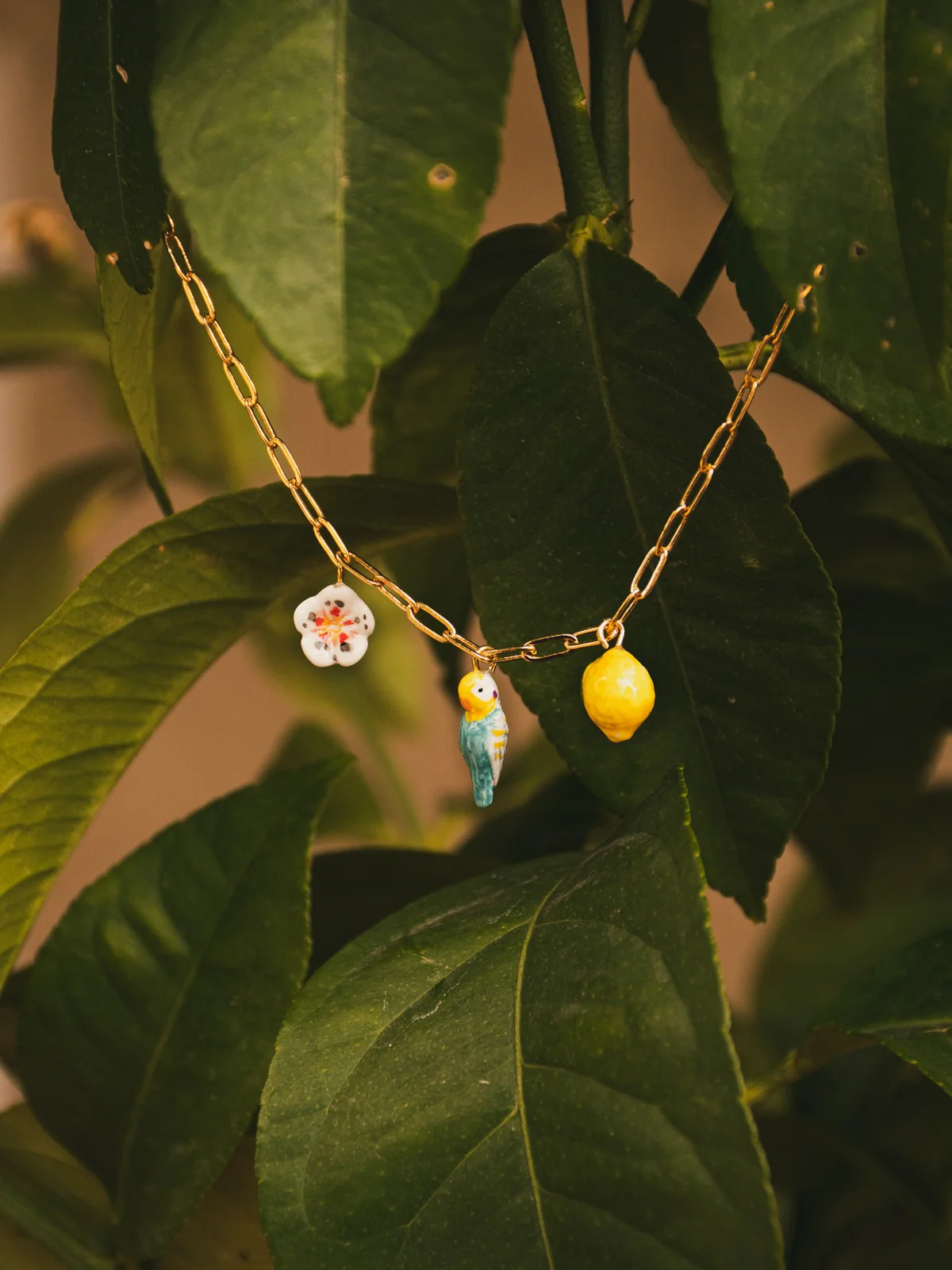 Collier perruche bleue, citron et fleur - Image 3