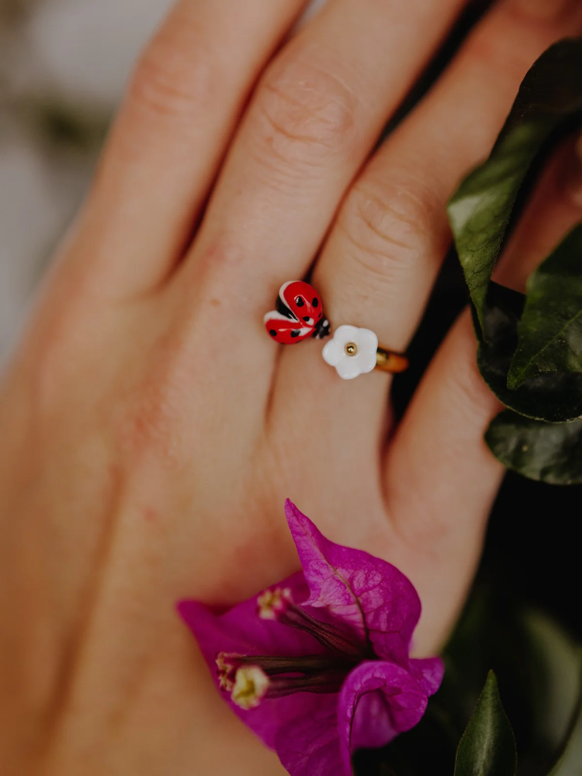 Bague FaceToFace coccinelle et fleur blanche - Image 2