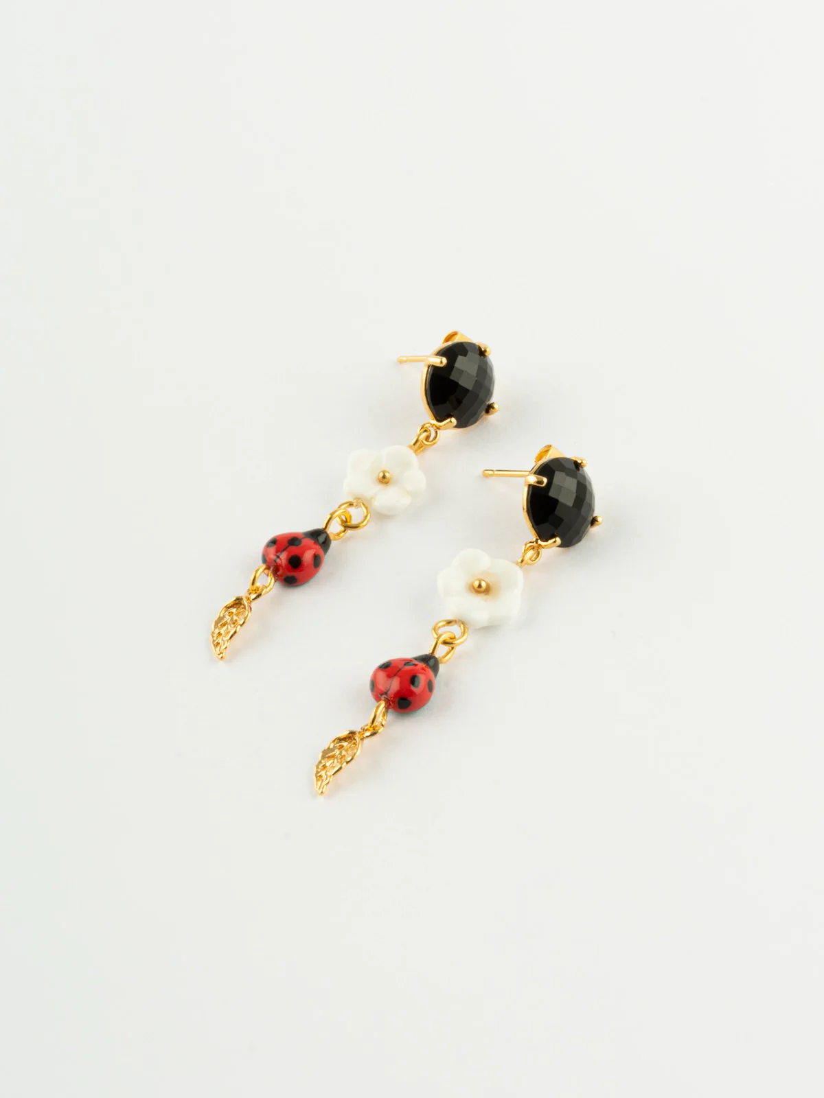 Boucles d'oreilles pendantes fleur & coccinelle