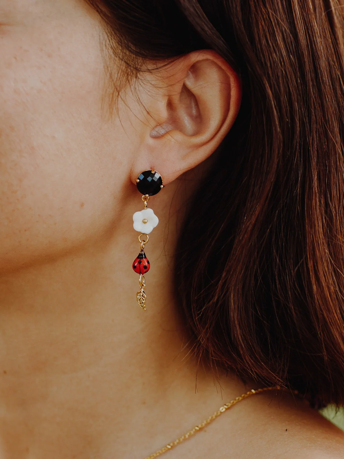 Boucles d'oreilles pendantes fleur & coccinelle - Image 2
