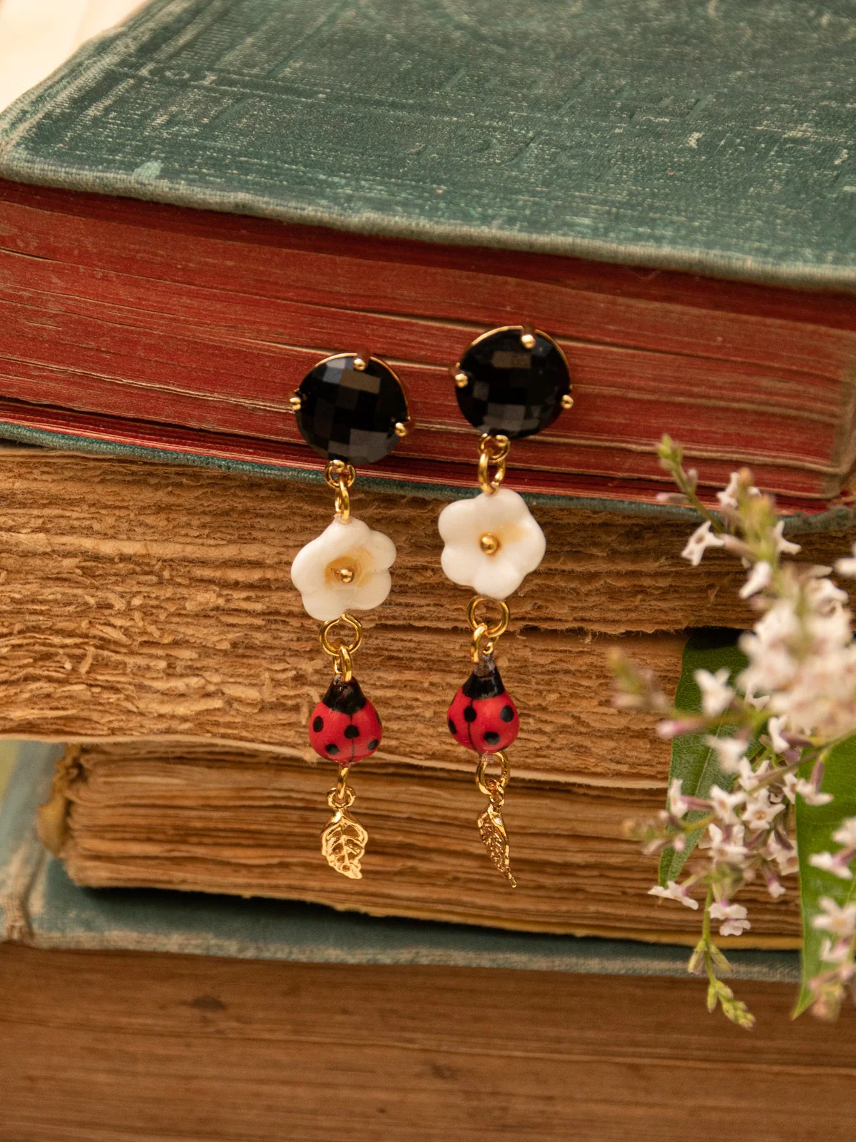 Boucles d'oreilles pendantes fleur & coccinelle - Image 3
