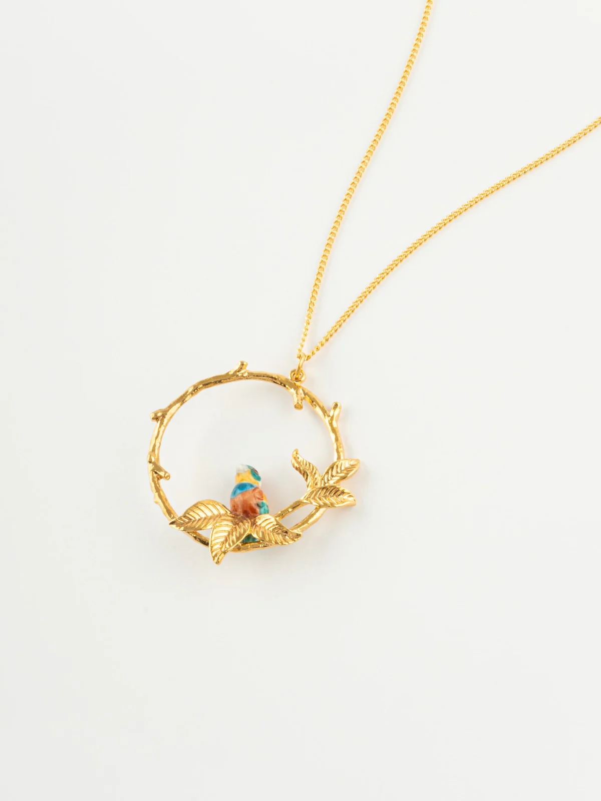 Collier guêpier sur branche ronde