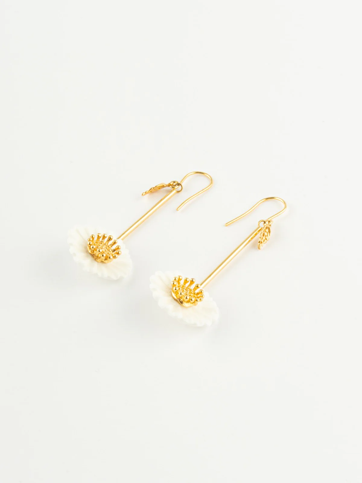 Boucles d'oreilles marguerite avec pistil doré - Flower Power