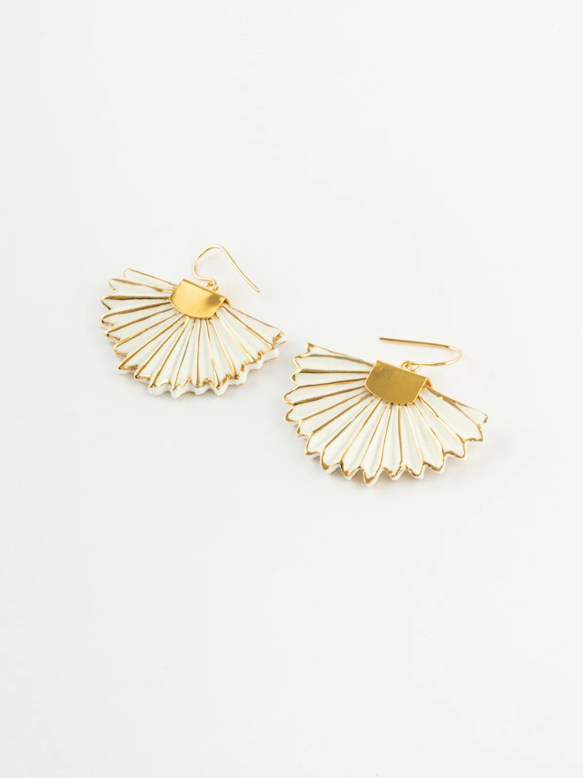 Boucles d'oreilles feuille de palmier blanche