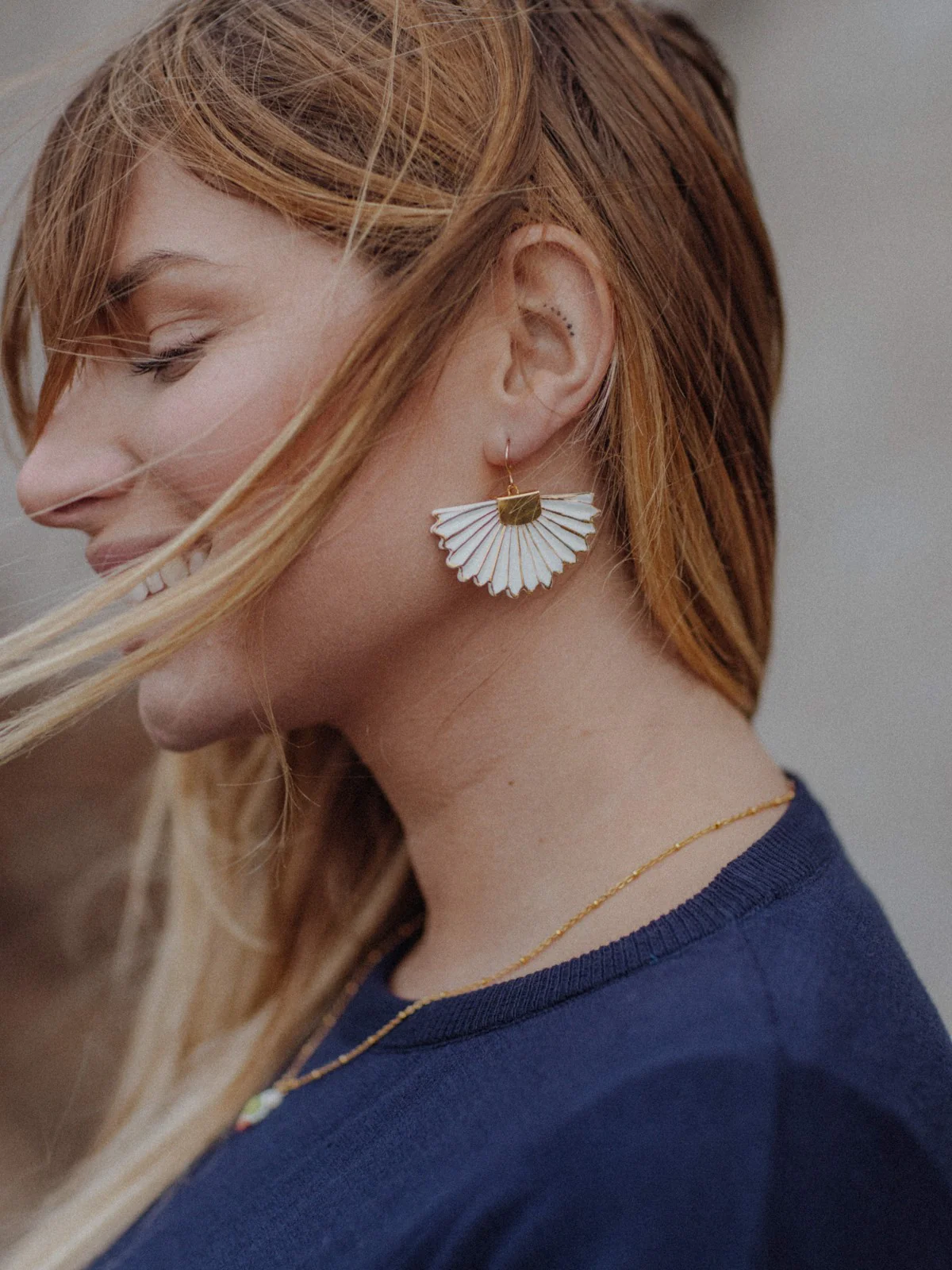 Boucles d'oreilles feuille de palmier blanche - Image 2