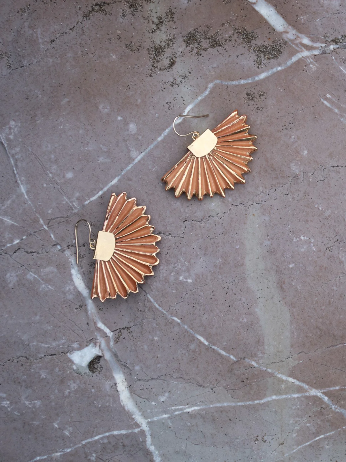Boucles d'oreilles feuille de palmier terracotta - Image 3