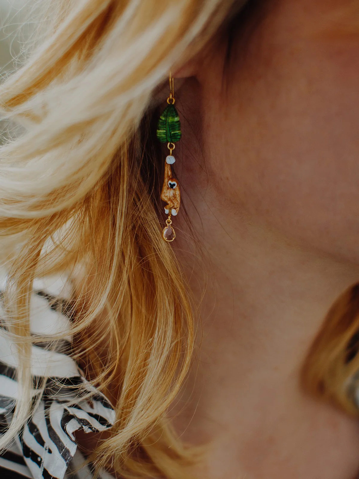 Boucles d'oreilles pendantes gibbon et feuille - Image 2