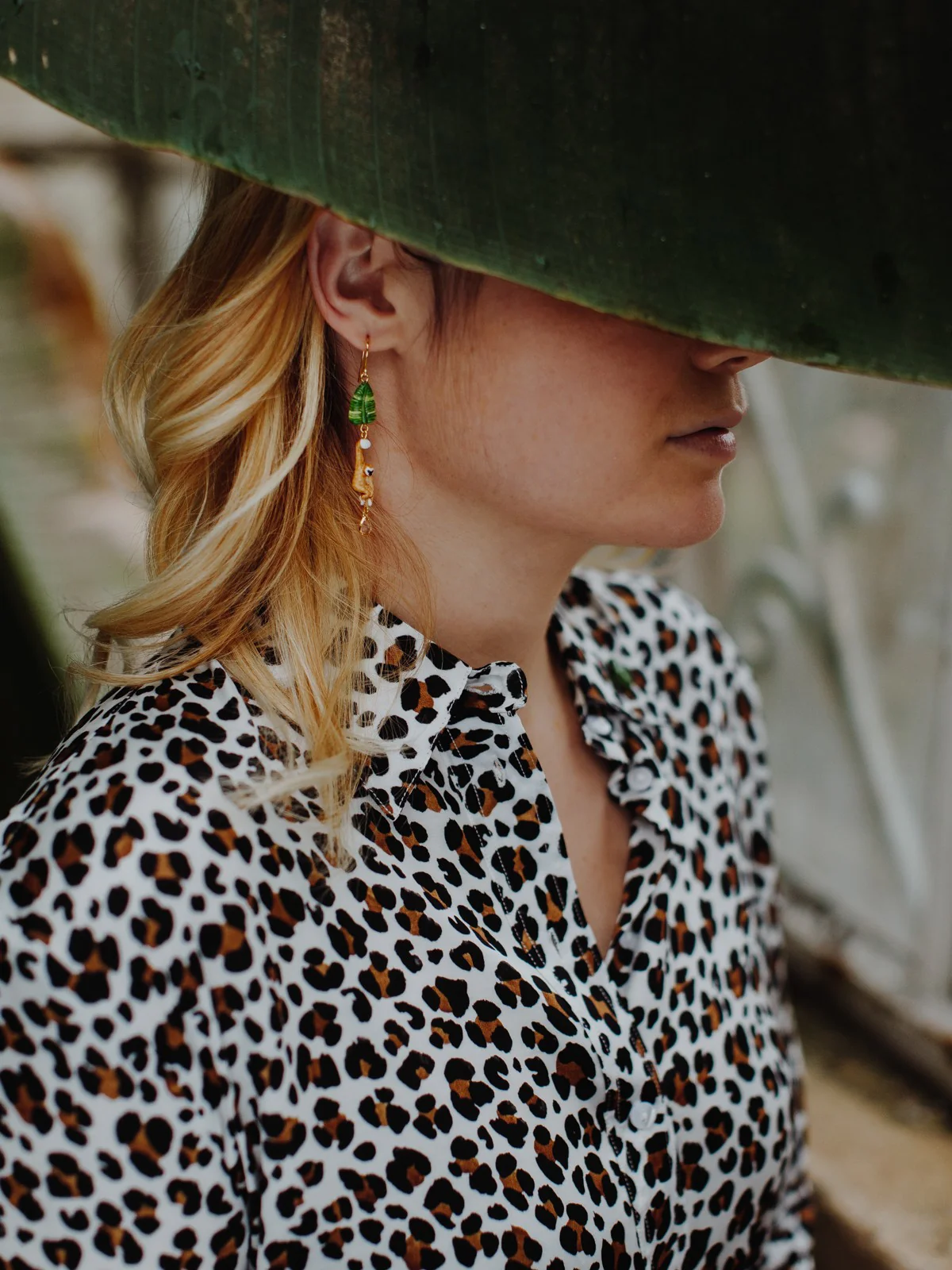 Boucles d'oreilles pendantes gibbon et feuille - Image 3