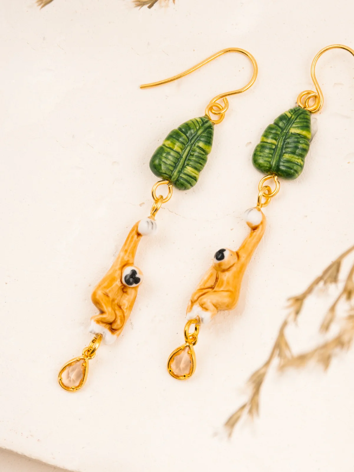 Boucles d'oreilles pendantes gibbon et feuille - Image 4