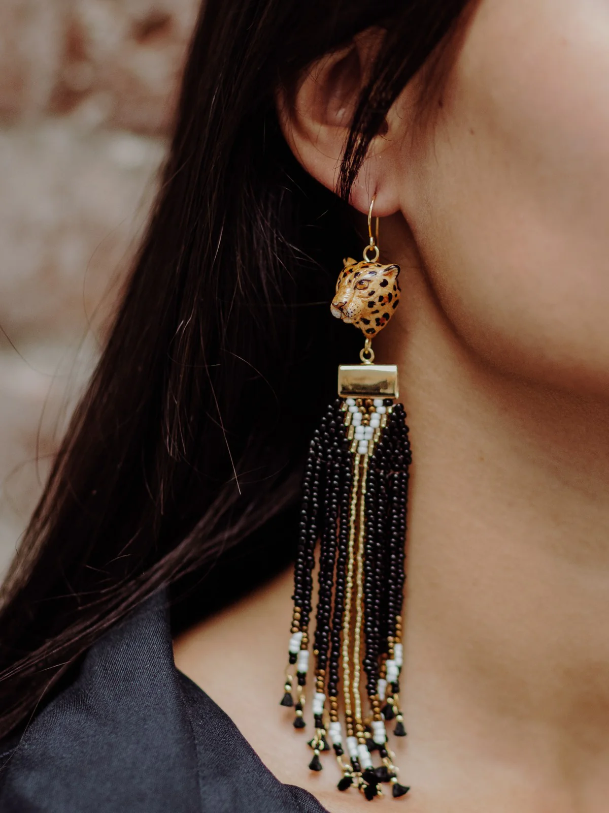 Boucles d'oreilles pendantes léopard et perles - Capsule anniversaire - Image 2