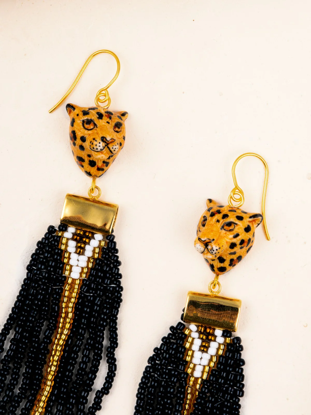 Boucles d'oreilles pendantes léopard et perles - Capsule anniversaire - Image 5