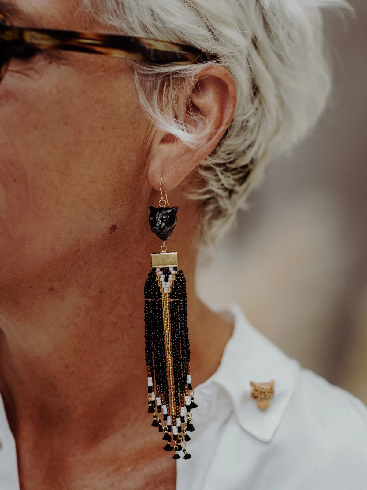 Boucles d'oreilles pendantes panthère noire et perles - Capsule anniversaire - Image 3