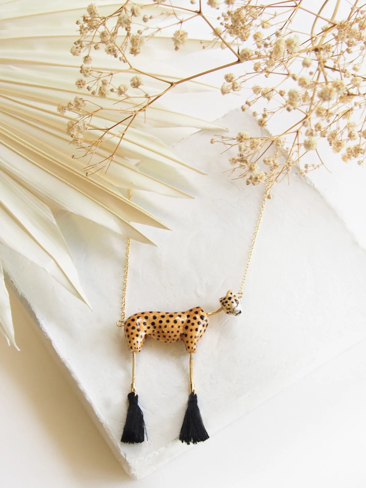 Collier léopard avec pompons