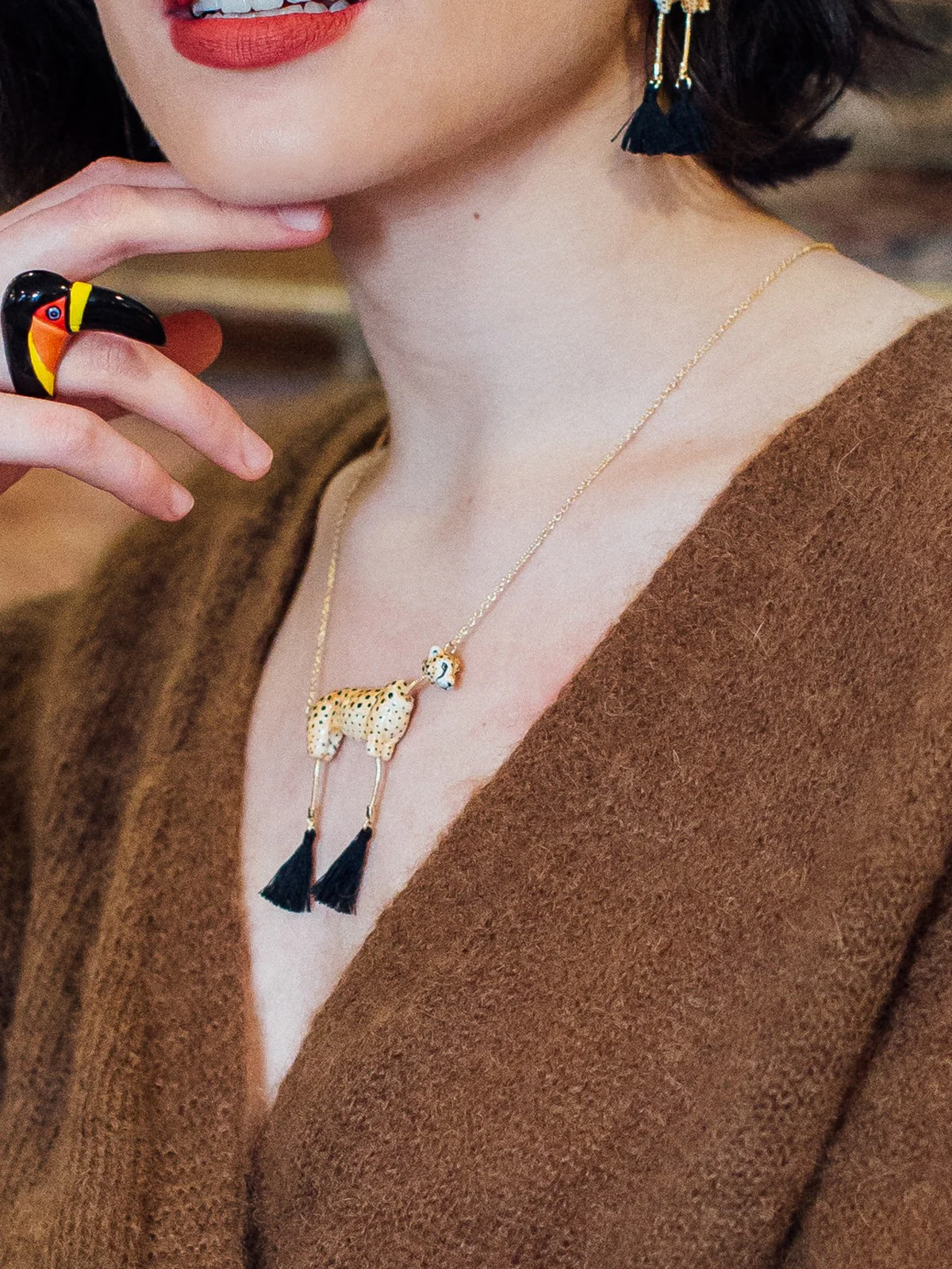 Collier léopard avec pompons - Image 2