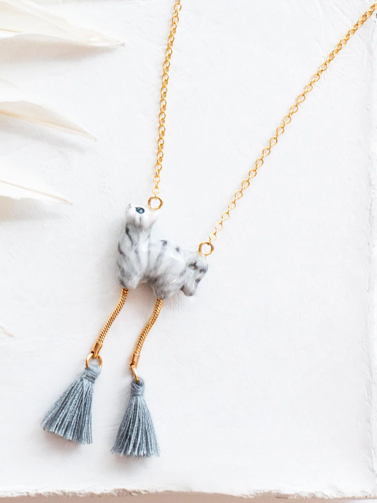 Collier chat tabby avec pompons