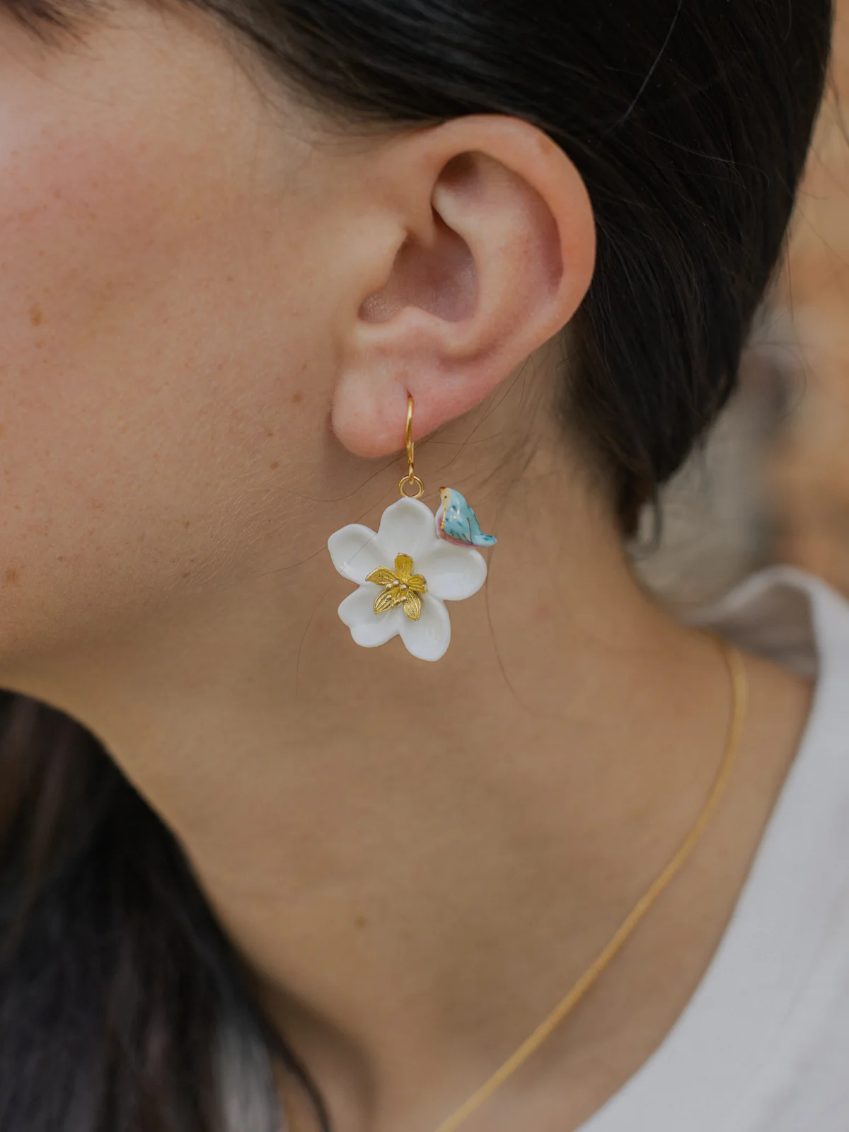 Boucles d'oreilles fleur blanche et oiseau bleu - Image 2