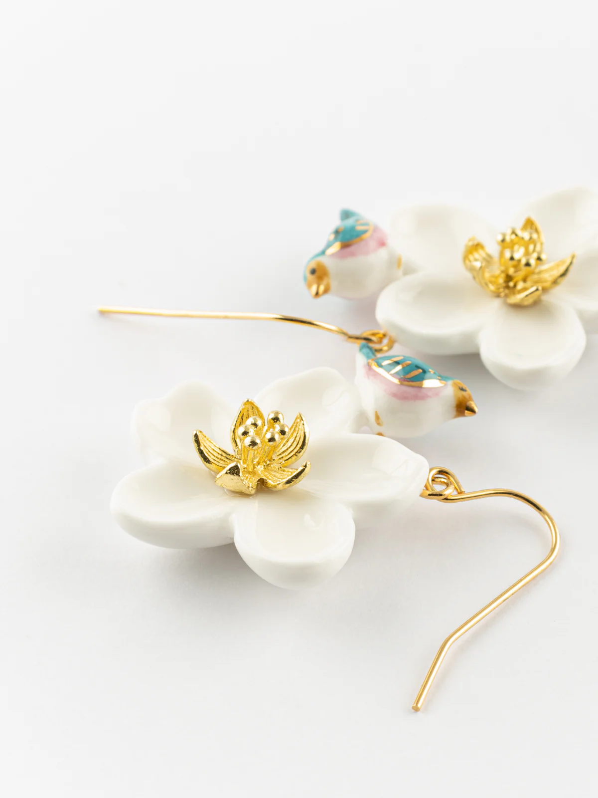Boucles d'oreilles fleur blanche et oiseau bleu - Image 5