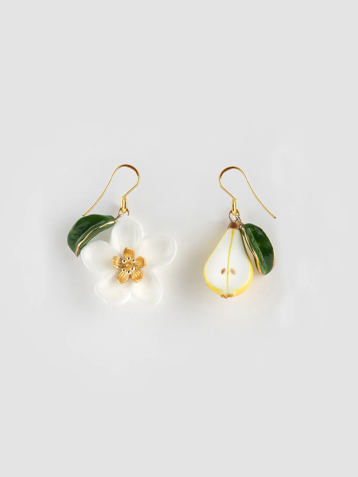 Boucles d'oreilles fleur de poirier, poire et feuille
